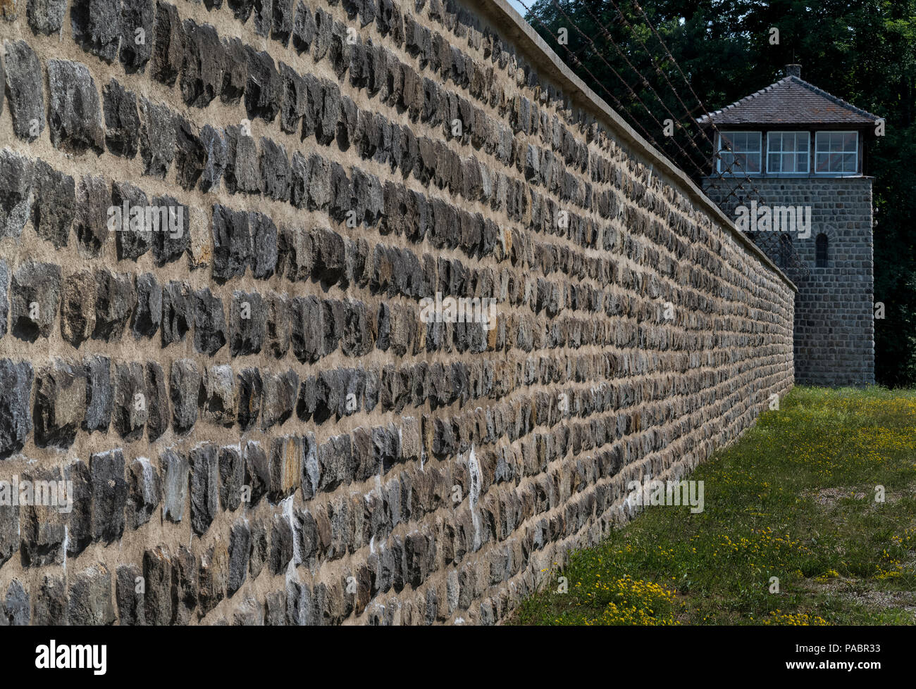 GUARD TOWER & WAND VON INNEN MAUTHAUSEN KZ Mauthausen in Österreich (1938-1945) Stockfoto