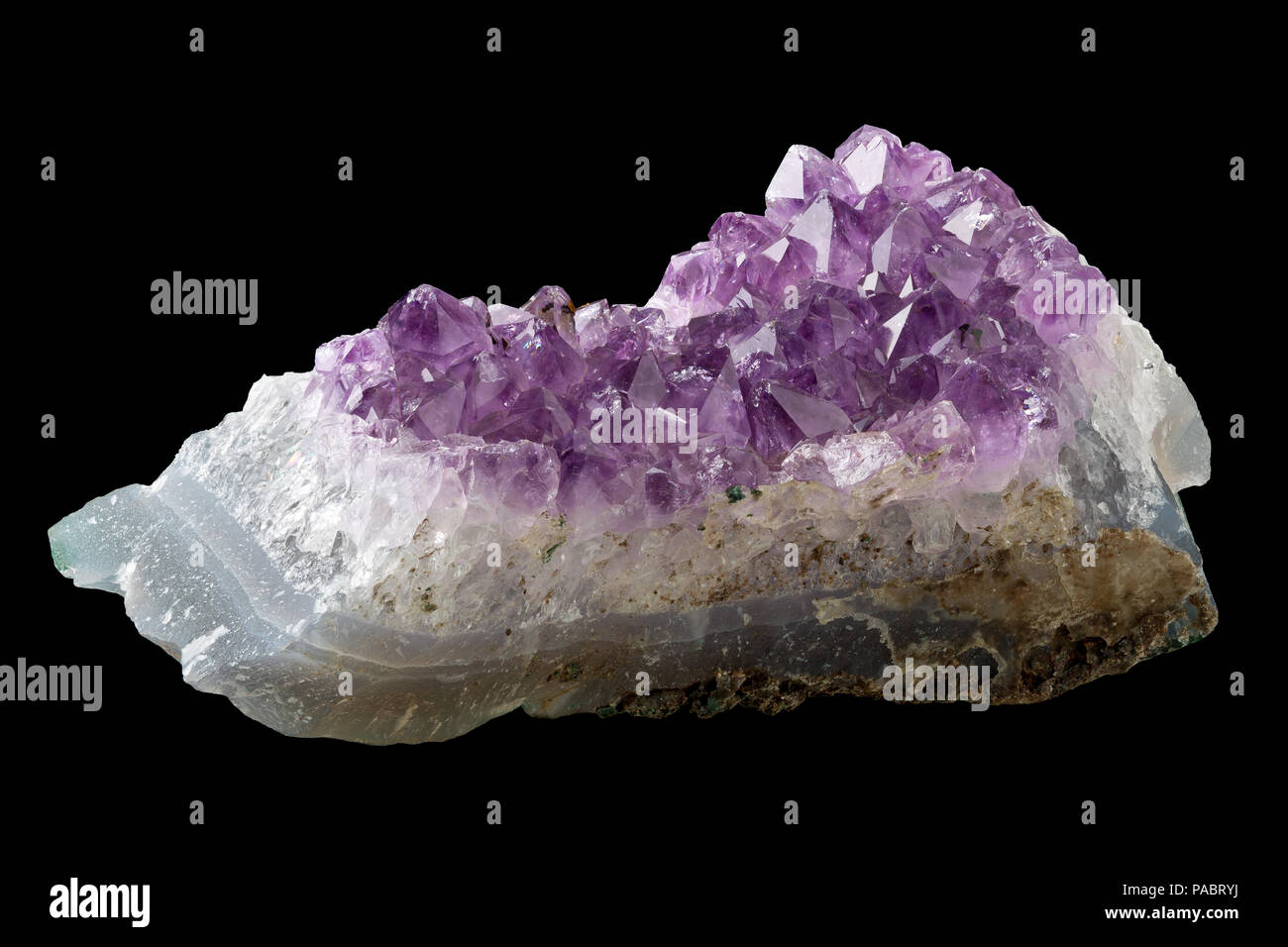 Violett amethyst (Citrin) Crystal aus Uruguay auf Matrix auf schwarzem Hintergrund Stockfoto