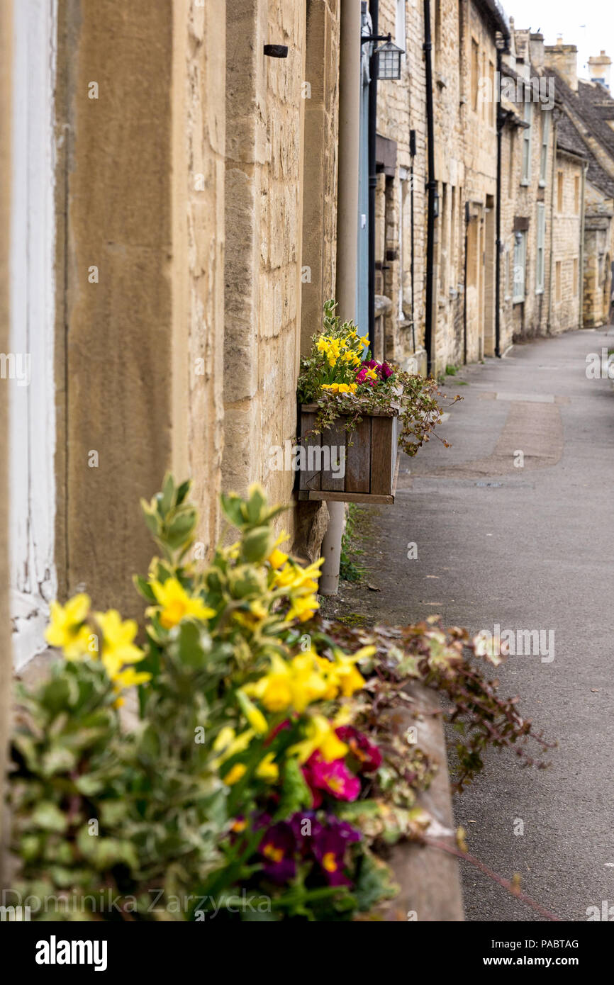 Architektur von Burford, einem mittelalterlichen Dorf in Oxfordshire, England. Stockfoto