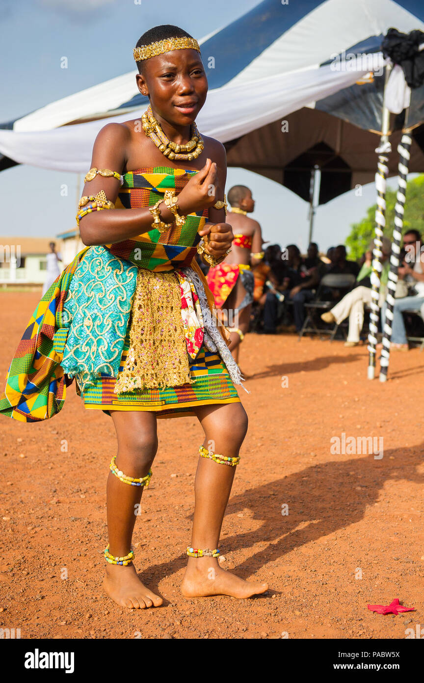 GHANA - 3. MÄRZ 2012: Ghanaische Mädchen in den nationalen Farben Kleidung  Tänze die traditionellen afrikanischen Tanz in Ghana, am 3. März, 2012.  Musik ist das Wichtigste Stockfotografie - Alamy