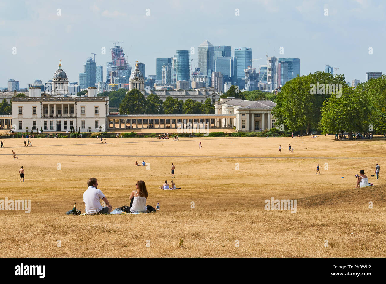 Greenwich Park, im Südosten von London, Großbritannien, in der Sommerhitze 2018, Blick auf Canary Wharf Stockfoto