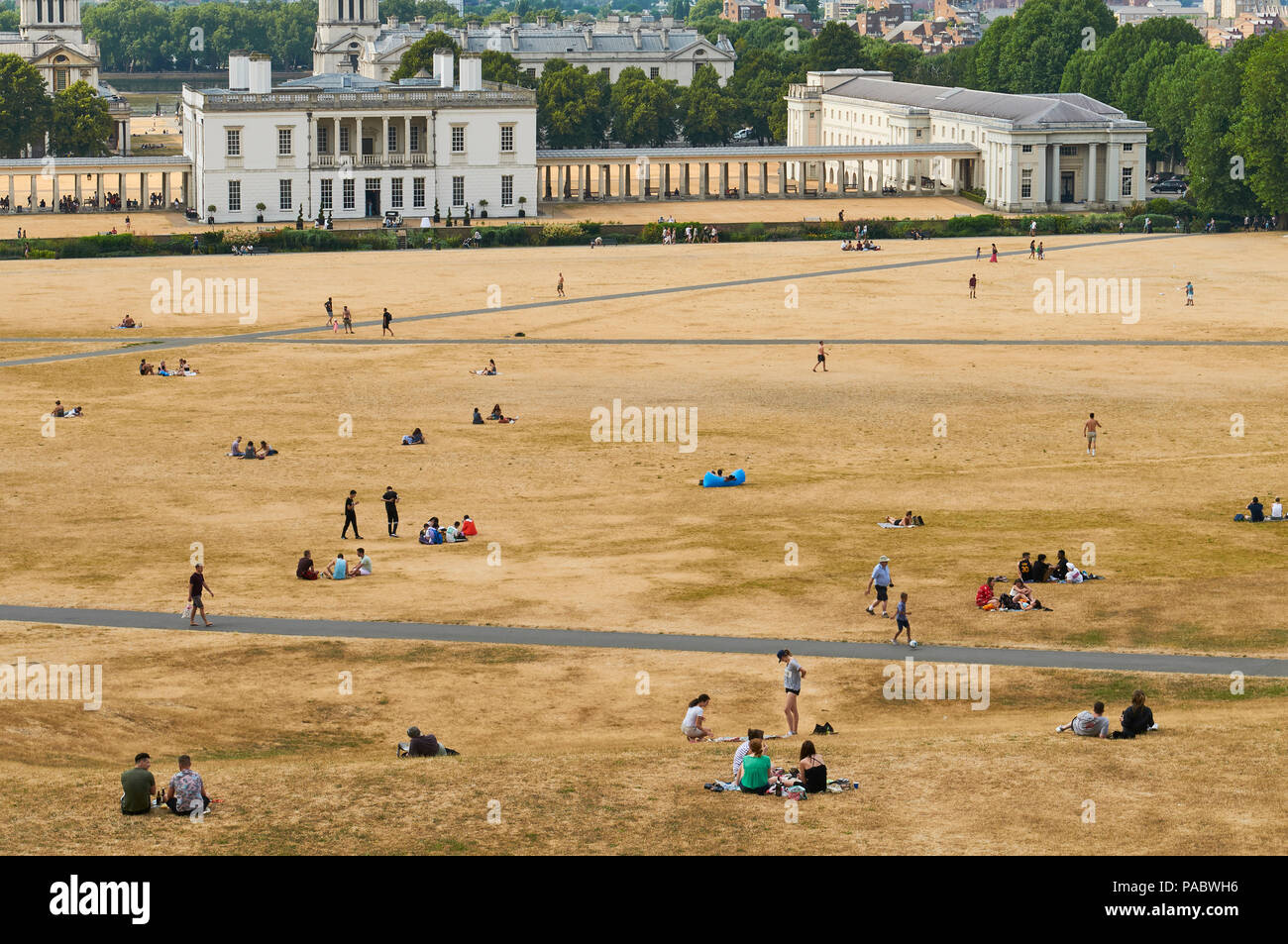 Greenwich Park, South East London, UK, in der Sommerhitze von 2018, mit dürren Gras und Massen Stockfoto