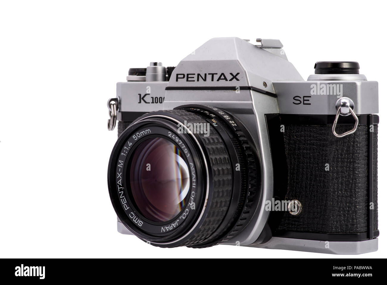 Pentax K 1000 SE mit SMC-M 50mm f/1.4 Objektiv auf weißem Hintergrund, Produktfoto, Vintage Film Kamera Stockfoto