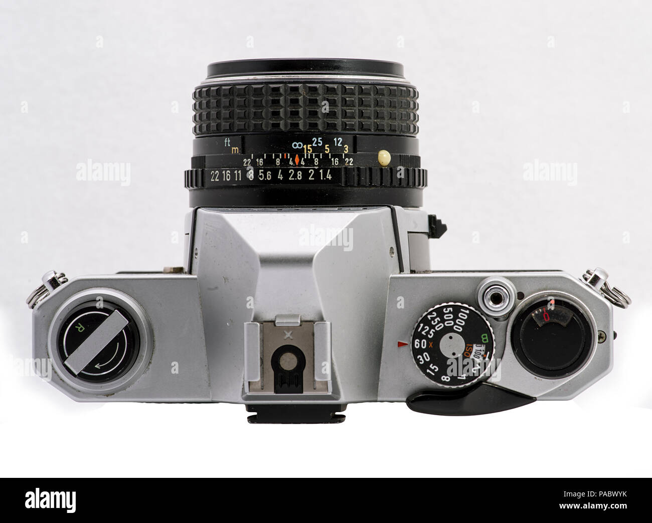 Pentax K 1000 SE mit SMC-M 50mm f/1.4 Objektiv auf weißem Hintergrund, Produktfoto, Vintage Film Kamera Stockfoto