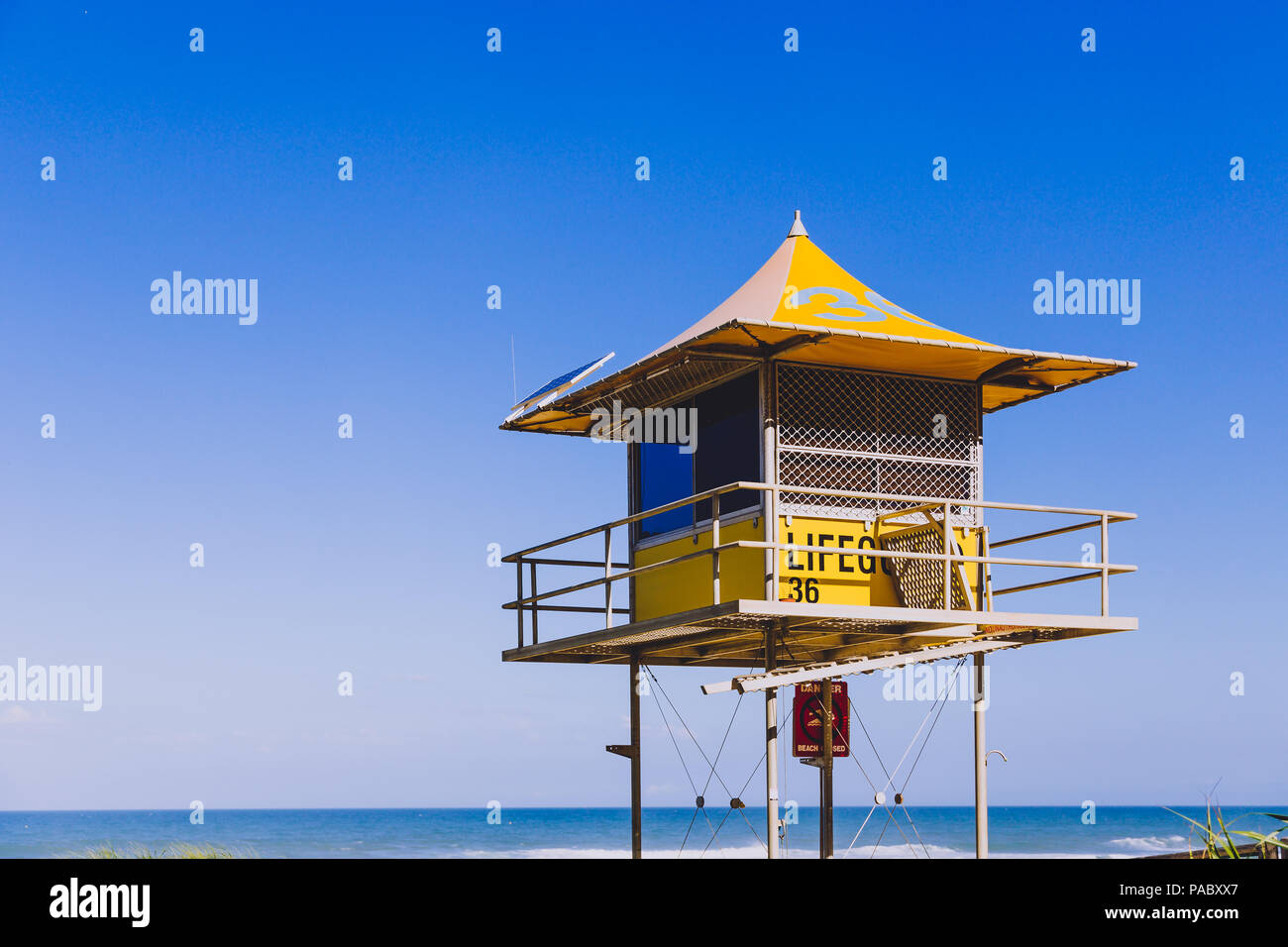 GOLD COAST, AUSTRALIEN - 15. Januar 2015: iconic gelb Rettungsschwimmer Hütte am Strand in Surfers Paradise. Stockfoto