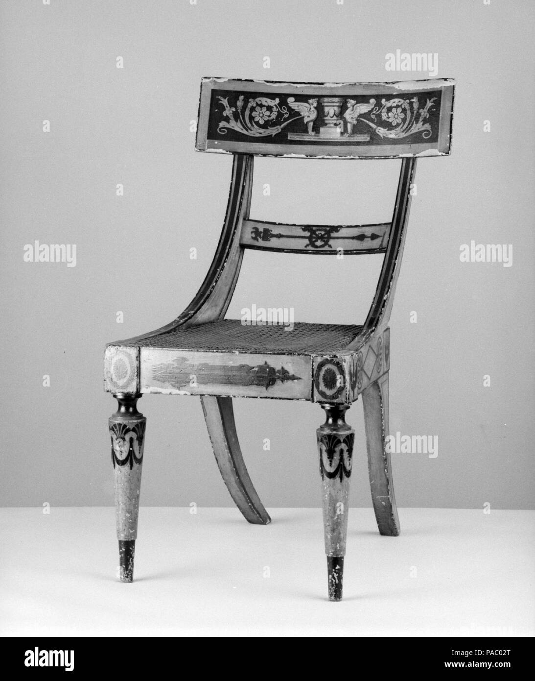 Side Chair. Kultur: American. Abmessungen: 34 x 20 5/8 x 22 1/4 in. (86,4 x 52,4 x 56,5 cm). Schöpfer: John Finlay zugeschrieben (aktive Ca. 1799-1833); zugeschrieben, Hugh Finlay (aktive Ca. 1800-37). Datum: 1815-20. Dieses brillant konzipiert und stattlich ausgeführt Stuhl leitet seinen breiten, tief gekrümmten Crest Tablette aus der antiken griechischen klismos Form, drehte sich der vorderen Beine aus der Römischen Prototypen. Während der James Madison Administration (1809-17), der Architekt Benjamin Latrobe entwickelt, eine Suite von bemalte Möbel für das Weiße Haus in der neuesten griechischen Stil. Obwohl die Suite war destr Stockfoto