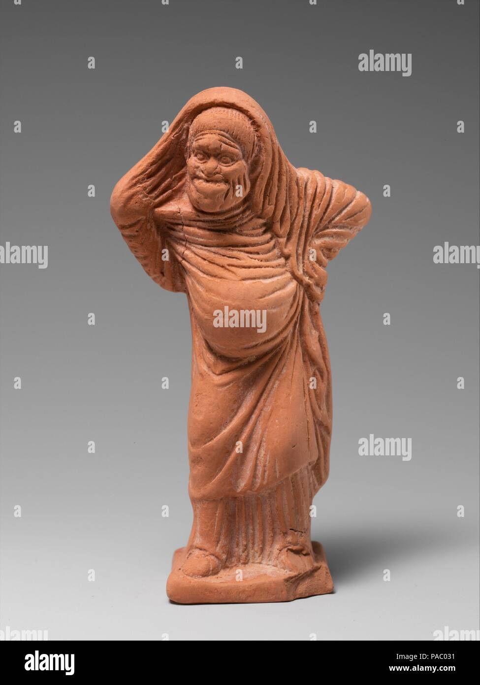 Terrakotta Statuette der Schauspieler. Kultur: Griechisch, Dachboden. Abmessungen: H.4 1/8 in. (10,5 cm). Datum: Ende 5./Anfang des 4. Jh. v. Chr.. 14 Diese Zahlen sind zusammen in einer Beerdigung in Attika gefunden worden zu sein. Sie gehören zu den frühesten bekannten Statuetten von Akteuren und sind hervorragend ausgeführt und konserviert. Ursprünglich wurden sie bunt bemalt. Sie dokumentieren den Anfang von standardisierten Figuren und Masken, die die Popularität nicht einer bestimmten Figur, aber der Typen -- der alte Mann, der Slave, die Kurtisane, etc. -, die immer wieder in verschiedenen spielt erschienen. In der Mitte des vierten Jahrhunderts Stockfoto