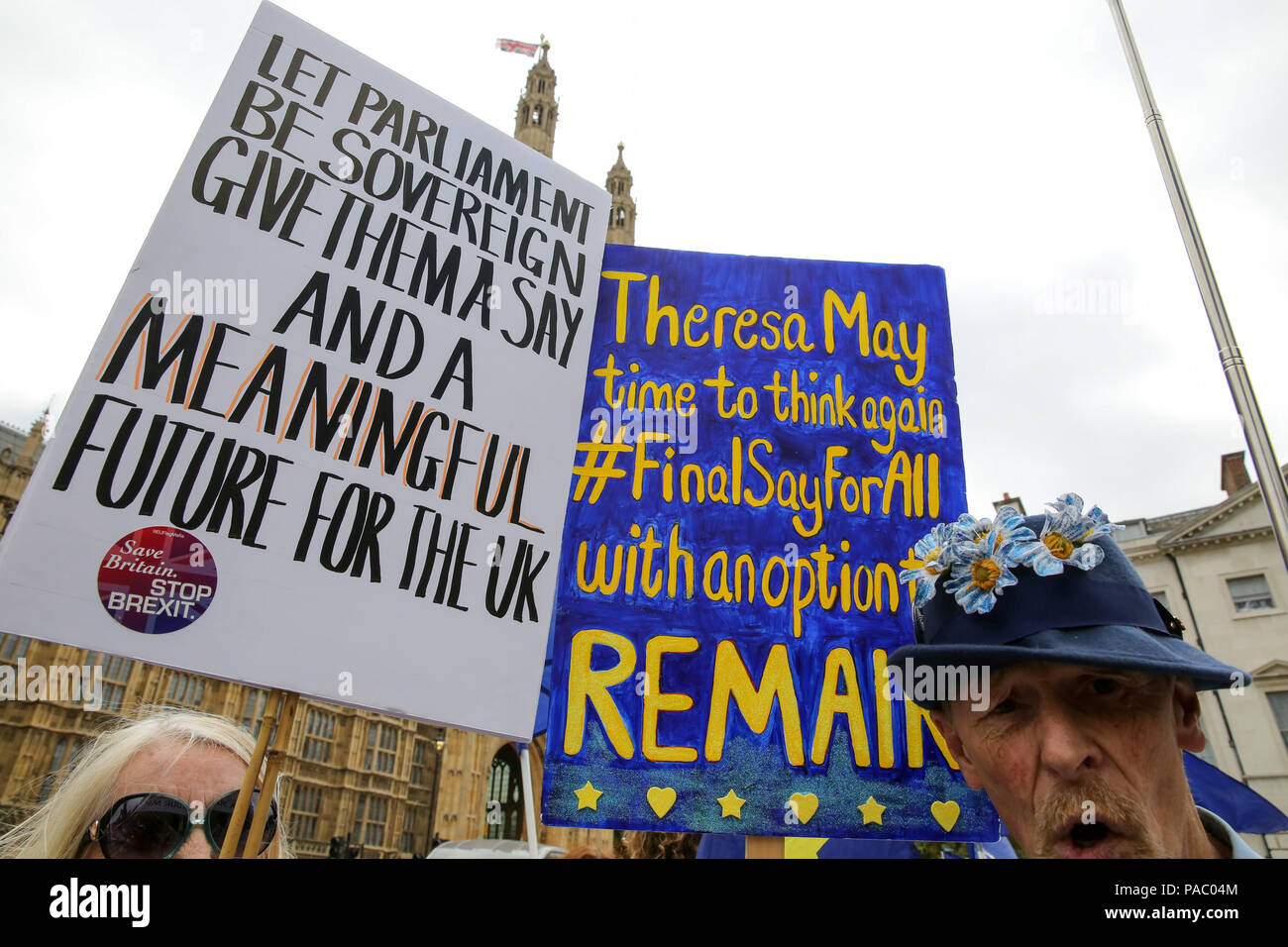 Pro-EU-Befürworter zeigt außerhalb des Parlaments als MPs Debatte Brexit Herren Änderungen von der Rücknahme Rechnung. Die Regierung verlor die Abstimmung in der Herren über eine Änderung MPs eine "sinnvolle Abstimmung "auch wenn die Regierung eine Brexit Angebot zu erreichen. Mit: Atmosphäre, Wo: London, Großbritannien Wann: 20 Jun 2018 Credit: Dinendra Haria/WANN Stockfoto