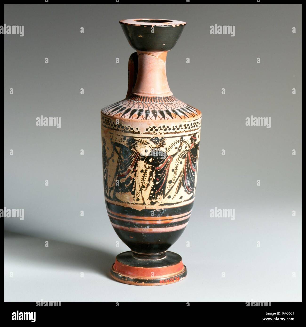 Lekythos. Kultur: Griechisch, Dachboden. Maße: Gesamt: 7 3/8 in. (18,7 cm) Durchmesser: 2 7/8 x 1 13/16 x 2 1/4 in. (7,3 × 4,6 × 5,7 cm). Datum: Ca. 500 v. Chr.. Museum: Metropolitan Museum of Art, New York, USA. Stockfoto