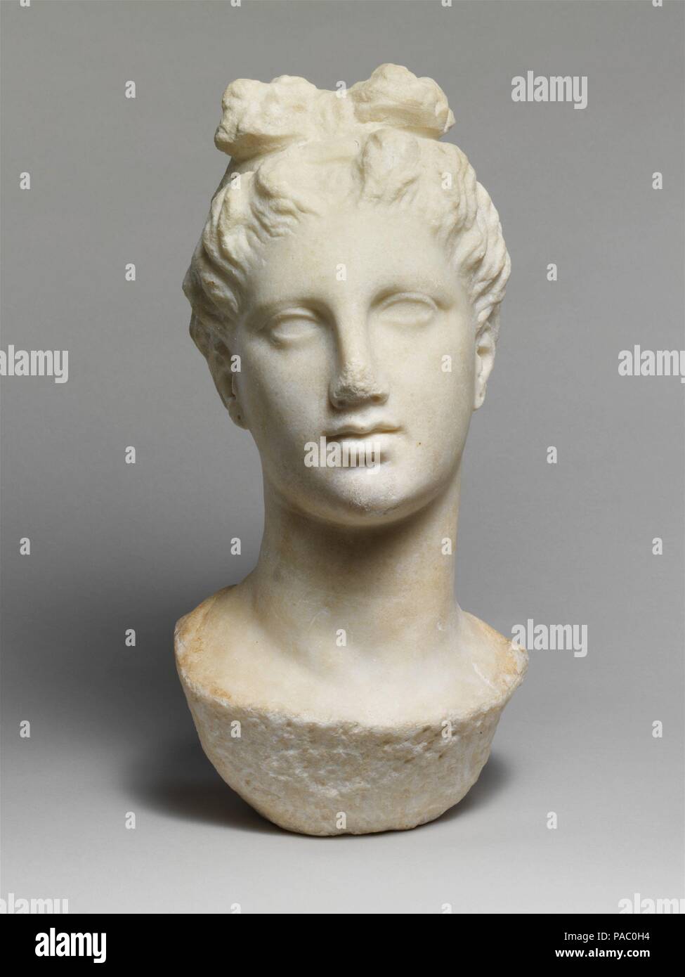 Marmor Kopf einer jungen Frau aus einer funerary Statue. Kultur: Griechisch, Dachboden. Abmessungen: H. 16 in. (40,6 cm). Datum: Ende des 4. Jh. v. Chr.. Junge Frau; dieser Kopf gehörte wahrscheinlich zu einem dreidimensionalen Statue, die in einer überdachten naiskos (Schrein), dass ein Grab stand markiert. Museum: Metropolitan Museum of Art, New York, USA. Stockfoto