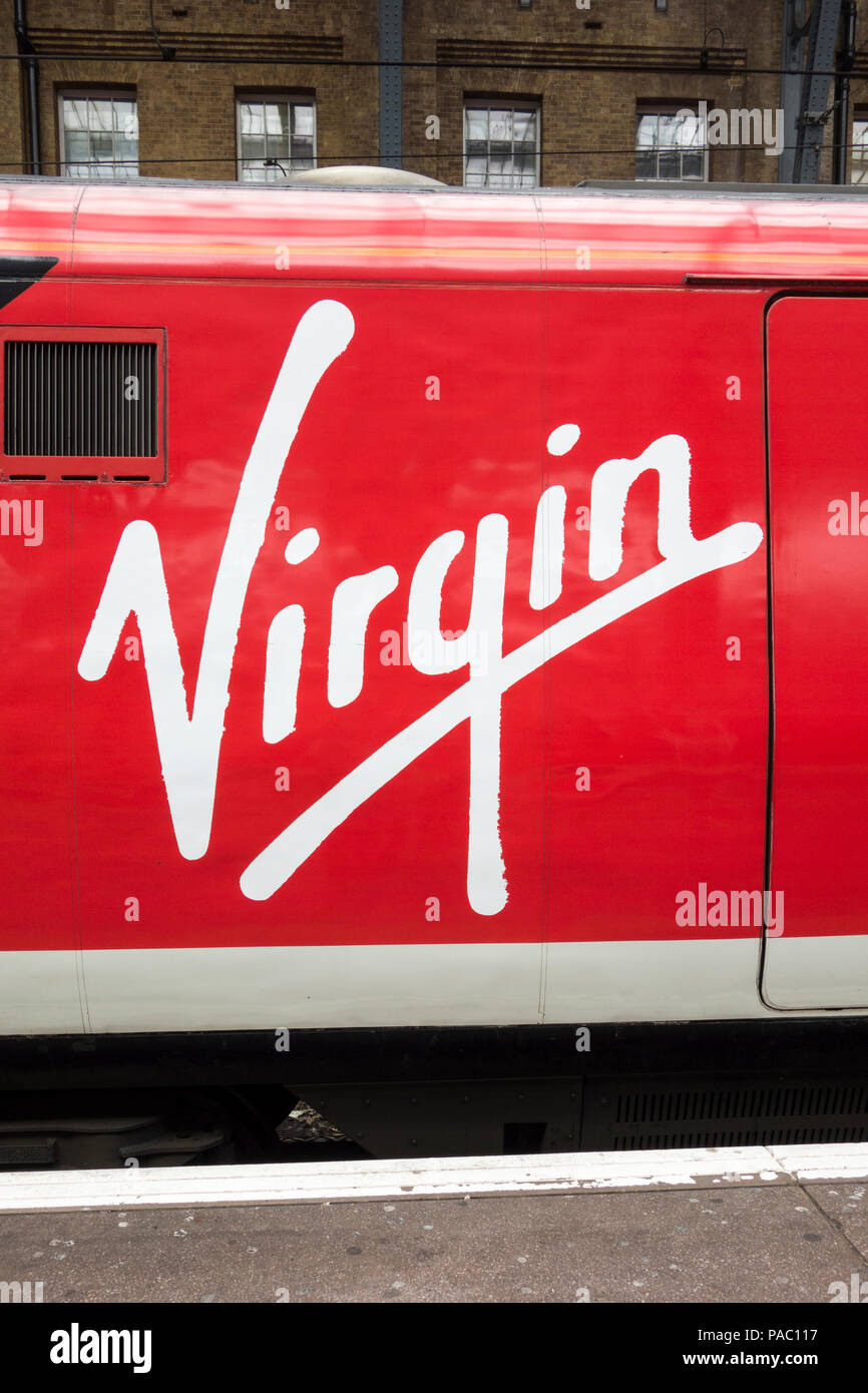 Eine Jungfrau Bahn Logo auf der Seite einer Lokomotive im Bahnhof Kings Cross, London, UK Stockfoto