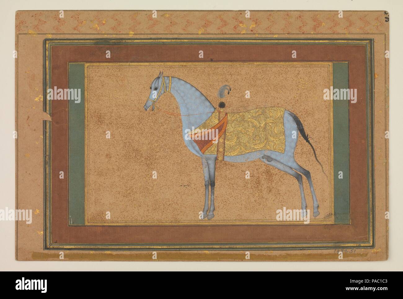 Ein Hengst. Artist: Gemälde von Habiballah Sava (aktive Ca. 1590-1610). Abmessungen: Seite: W. 11 7/8x H.8. (30,1 x 20,3 cm); Malerei: W. H.7 3/4 x 5 in. (19,7 x 12,7 cm). Datum: Ca. 1601-6. Studien wie diese hervorragendes Beispiel für ein Reich caparisoned Royal Horse des arabischen Lager, mit einem kleinen Kopf und ist eine elegante Schwanenhals, reich werden in der fünfzehnten, sechzehnten und siebzehnten Jahrhundert iranischen, türkischen und indischen Gemälden und Zeichnungen. Viele dieser Werke entweder Betone, "ein Prinz schneidigen horsemanship als Allegorie Seiner königlichen Macht und herrschenden Intellekt oder ihm zeigen dismounti Stockfoto