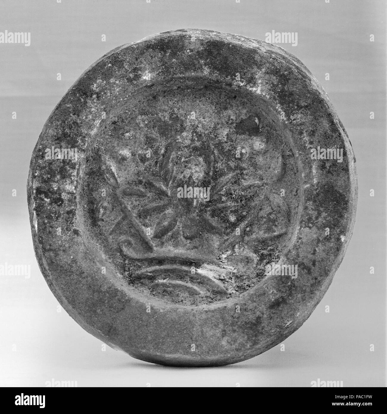 Fliese. Kultur: China. Abmessungen: Durchm. 5 3/8 in. (13,7 cm). Museum: Metropolitan Museum of Art, New York, USA. Stockfoto