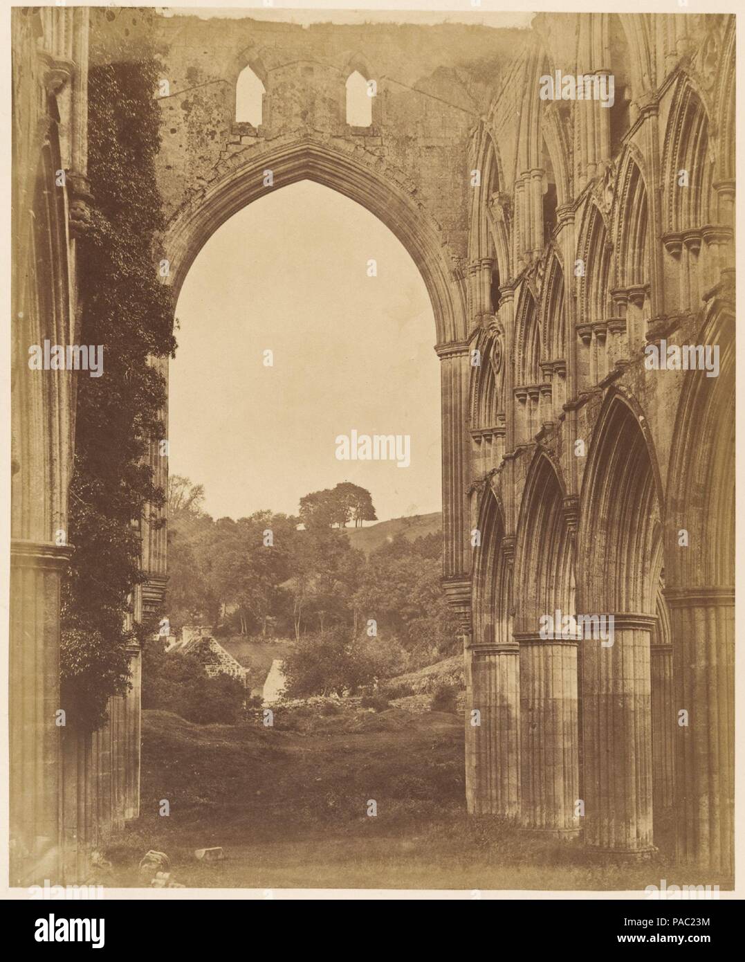 Rivaulx Abtei. Innenraum der Chor. Artist: Joseph Cundall (Briten, Norwich, Norfolk 1818-1895 Wallington, Surrey); Philip Henry Delamotte (British, 1821-1889). Abmessungen: Bild: 28,6 x 23,6 cm (11 1/4 x 9 5/16 in.) Mount: 43,9 x 30 cm (17 5/16 x 11 13/16 in.). Datum: 1850. Museum: Metropolitan Museum of Art, New York, USA. Stockfoto