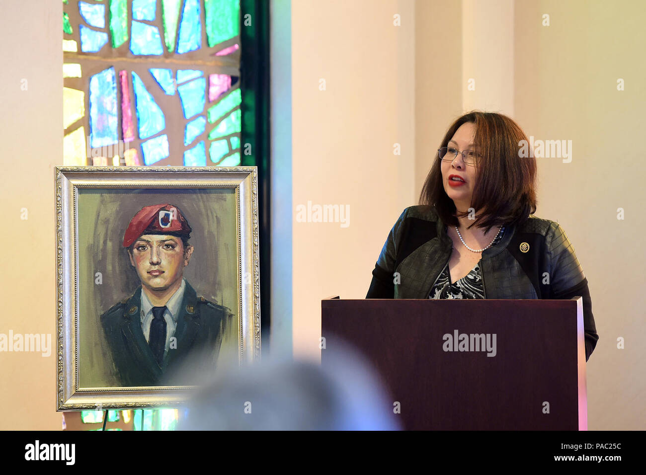 Illinois Kongressabgeordnete Tammy Duckworth gibt Erläuterungen während der Trauerfeier für Armee SPC. Adriana Salem am Speicher Gärten Friedhof in Arlington Heights, Illinois, März 4, 2016. Sandra Salem, Mutter von Salem, hielt die Gedenkstätte auf dem 11. Jahrestag des Todes ihrer Tochter. Teilnehmer enthalten Duckworth, ehemaligen Illinois reg. Patrick Quinn, Illinois Patriot Guard, und Armee finden Soldaten aus dem 85. Unterstützt den Befehl und 85 Army Band. Salem, in die 3.Infanterie Division, wurde in Remagen, Irak, am 4. März 2005 getötet wurden. (U.S. Armee Foto von Herrn Anthony L.Taylor/Freigegeben) Stockfoto