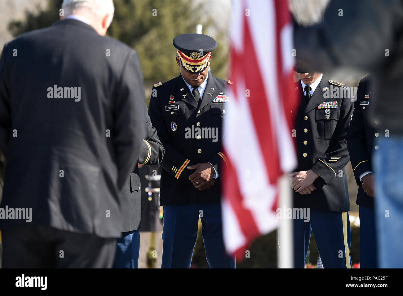Armee finden Soldaten ihren Kopf während einer Anrufung an der Trauerfeier für Armee SPC Bug. Adriana Salem am Speicher Gärten Friedhof in Arlington Heights, Illinois, März 4, 2016. Sandra Salem, Mutter von Salem, hielt die Gedenkstätte auf dem 11. Jahrestag des Todes ihrer Tochter. Teilnehmer enthalten Kongressabgeordnete Tammy Duckworth, ehemaligen Illinois reg. Patrick Quinn, Illinois Patriot Guard, und Armee finden Soldaten aus dem 85. Unterstützt den Befehl und 85 Army Band. Salem, in die 3.Infanterie Division, wurde in Remagen, Irak, am 4. März 2005 getötet wurden. (U.S. Armee Foto von Herrn Anthony L. Tay Stockfoto