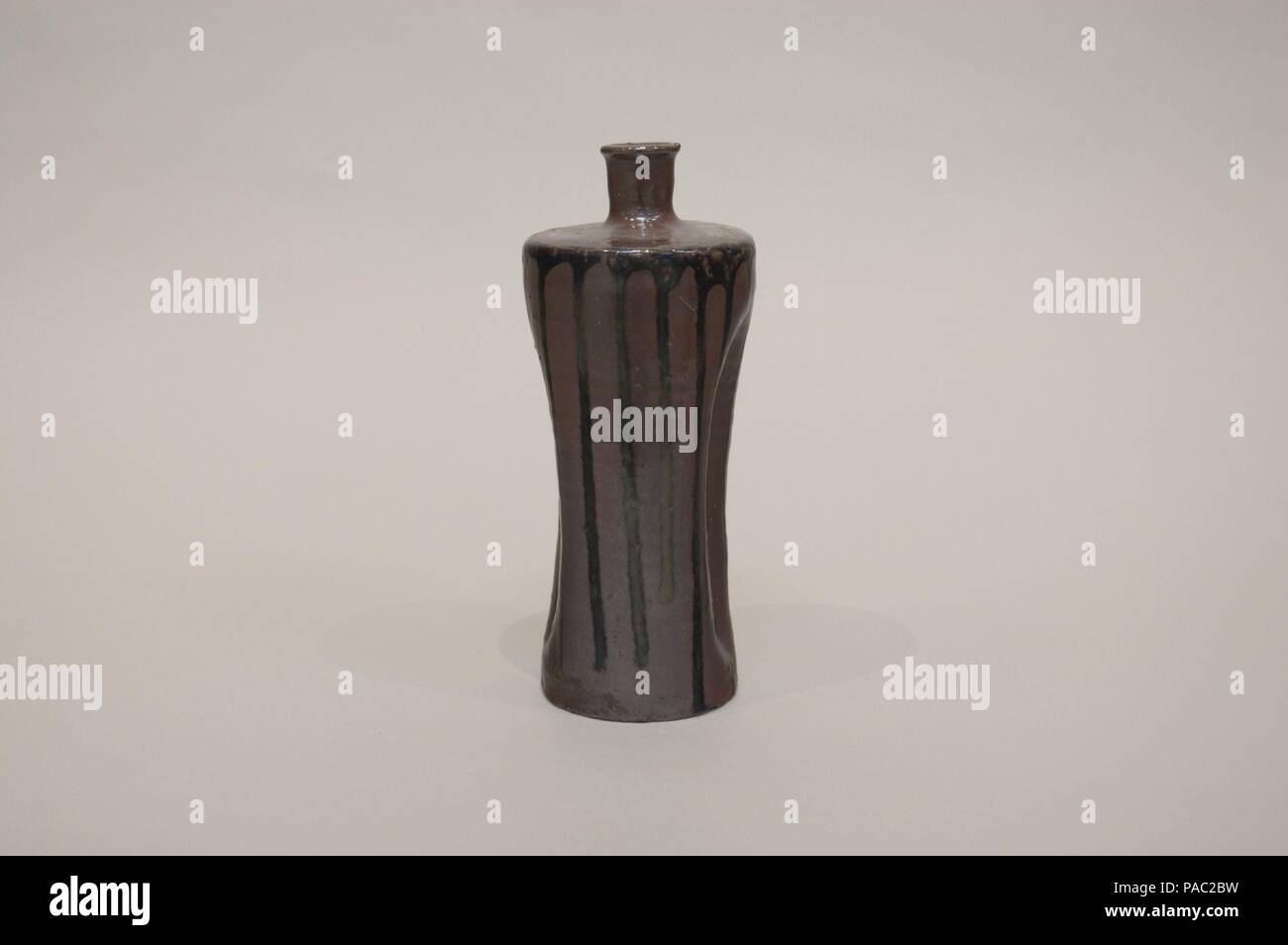 Flasche Wein. Kultur: Japan. Abmessungen: H. 8 7/8 in. (22,5 cm); W. 3 1/2 in. (8,9 cm); Durchm. Von Rim 1 1/4 in. (3,2 cm); Durchm. der Fuß 3 1/8 in. (7,9 cm). Datum: 18. Museum: Metropolitan Museum of Art, New York, USA. Stockfoto