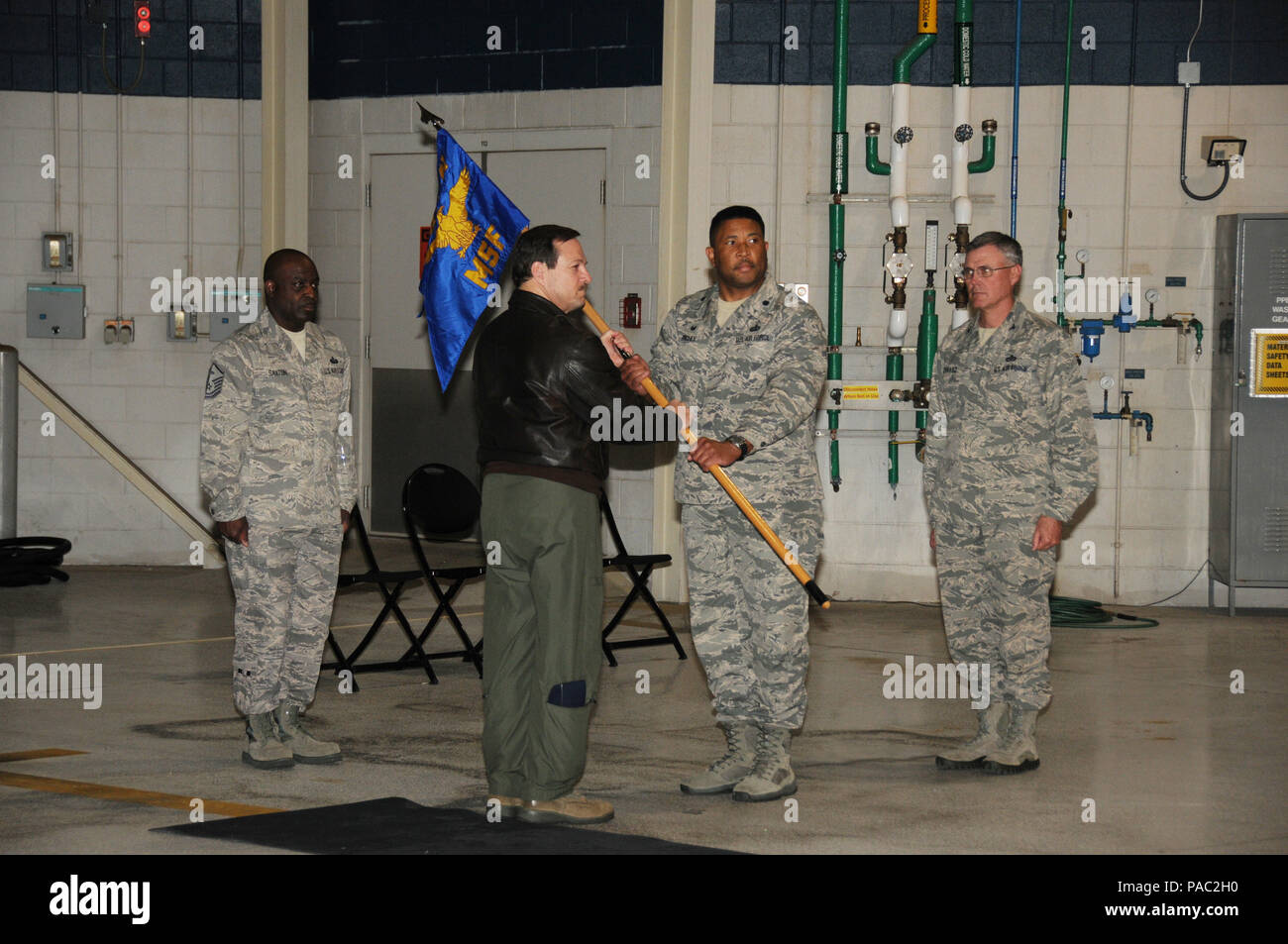 Us Air Force Colonel Zerrick Richey, eingehende Kommandant der 186th Mission Support Group (MSG), erhält das Gerät Flagge von Col. Mike Nabors, der Kommandant der 186th Air Refuelling Flügel (ARW), im Feld "Schlüssel" Air National Guard Base, Fräulein, 5. März 2016. Richey und Nabors beteiligen sich in einer Änderung des Befehls Zeremonie, wo Richey übernimmt das Kommando über die 186Th MSG. (U. S. Air National Guard Foto von Tech. Sgt. Richard L. Smith/Freigegeben) Stockfoto