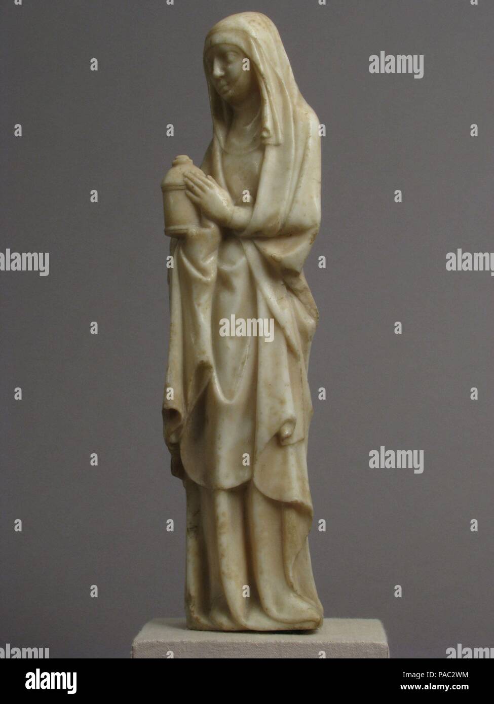 Hl. Maria Magdalena. Artist: zugeschrieben, Jean de Liège (Franco-Netherlandish, aktive Ca. 1361 - gestorben 1381). Kultur: Süden Niederländischen. Abmessungen: Insgesamt: 15 9/16 x 4 1/8 x 2 5/8 in. (39,6 x 10,4 x 6,7 cm). Datum: Ca. 1350-75. Ursprünglich aus einer Gruppe von Skulpturen, die die Heiligen Frauen am Grab, diese Abbildung zeigt einen weicheren Ansatz in der Tuchfabrik und ist weniger raffiniert als schnitzereien zu Jean de Liège zugeordnet. Museum: Metropolitan Museum of Art, New York, USA. Stockfoto