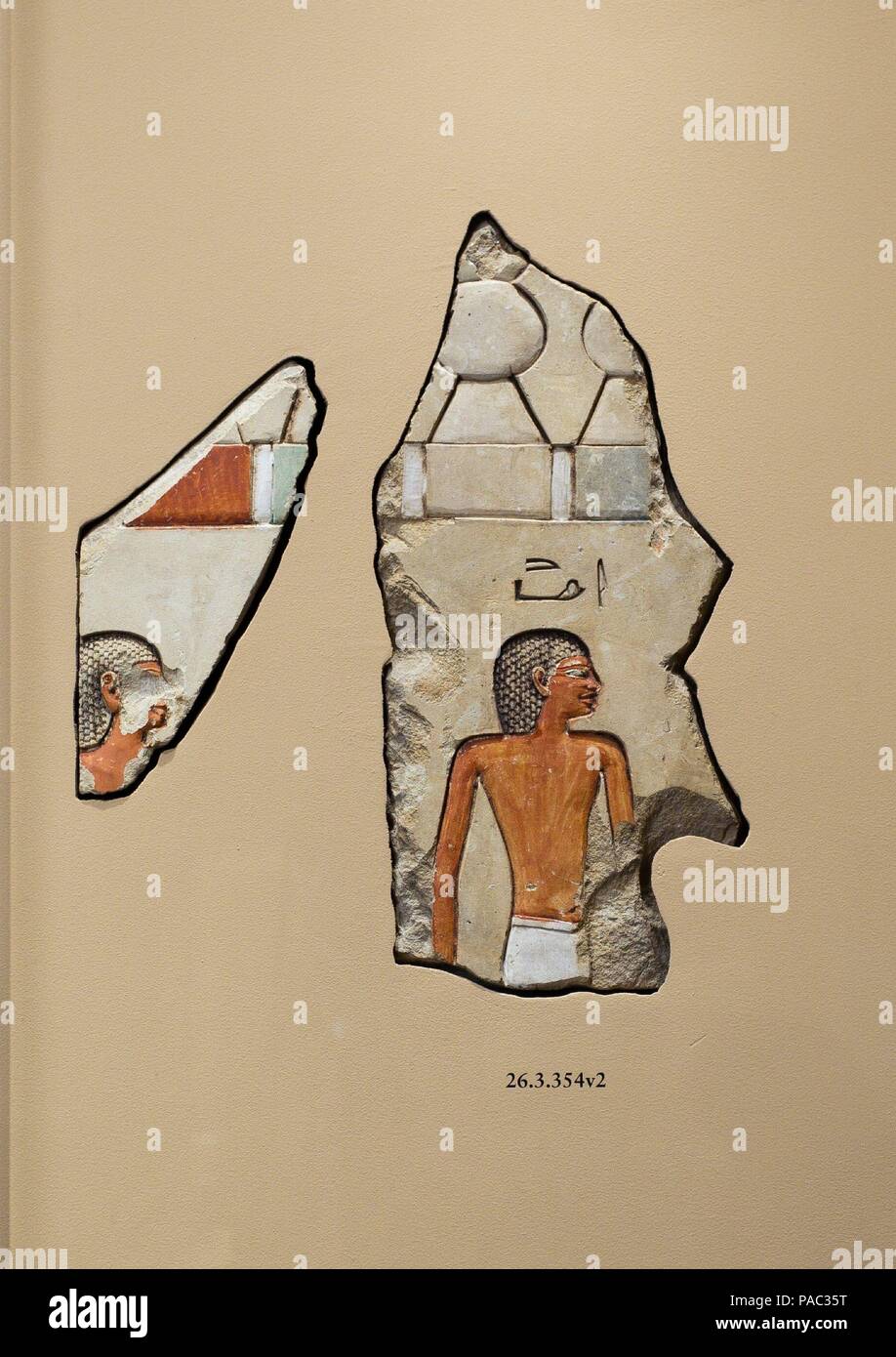 Relief, Grab von khety: zwei Männer mit geschweiften Perücken. Abmessungen: großes Fragment: H.35x W. 17 cm (13 3/4 x 6 11/16 in.). Kleine Fragment: H.18x W. 11cm (7 1/16 x 4 5/16 in.). Dynastie: Dynasty 11. Herrschaft: Herrschaft von Mentuhotep II. Datum: Ca. 2051-2000 v. Chr.. Diese beiden Fragmente der versenkten Relief die oberen Teile von zwei männlichen Figuren tragen curly Perücken und bewegliches Recht, möglicherweise Teil einer Prozession zu Viewer zu erhalten. Über dem Kopf der Figur ganz rechts sind Hieroglyphen seinen Namen geben wie Imi. An der Spitze dieser Szene ist ein buntes Band von einem <i> kheker</i> - Frieze, eine abstrakte Darstellung gekrönt Stockfoto