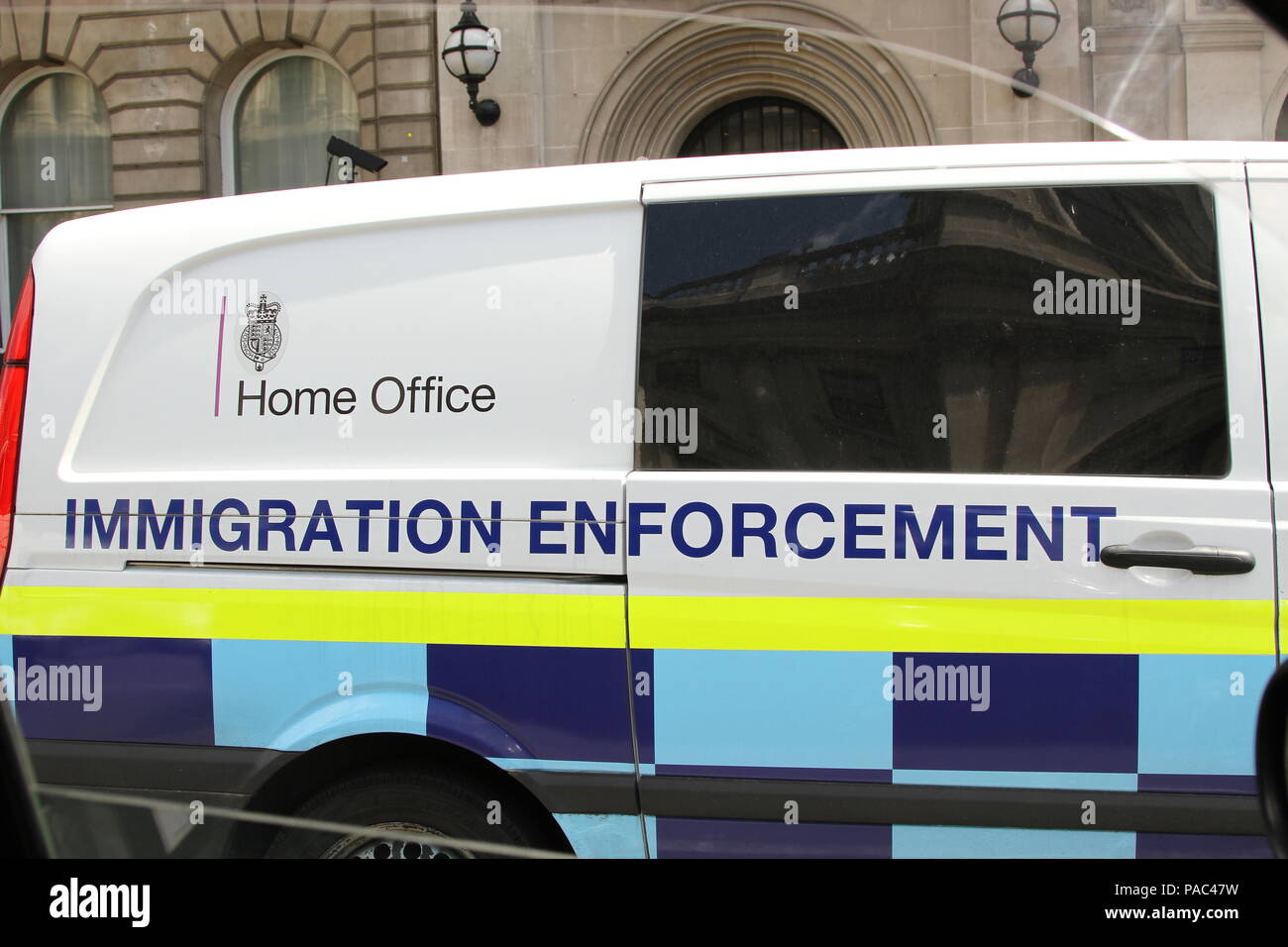 Büro für Einwanderungskontrolle in London. Russell Moore Portfolio-Seite. Stockfoto