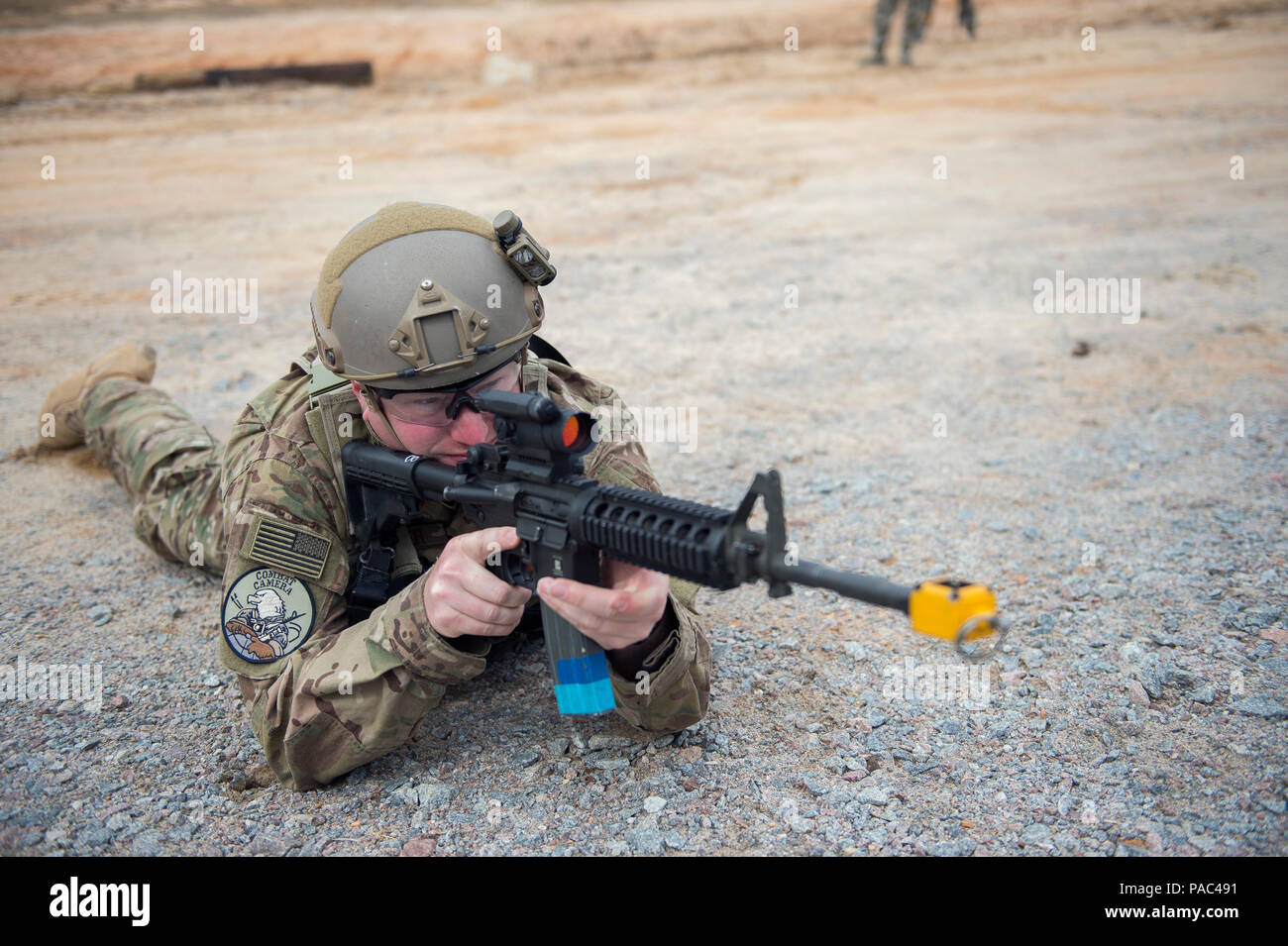 Staff Sgt. Jonathan Snyder, ein Kampf der Fotojournalist aus dem 3. Bekämpfung der Kamera Squadron, Uhren sein Sektor März 3, 2016, während der übung Scorpion Linse 2016, McCrady Training Center, Fort Jackson, S.C. Die Ausübung ist eine jährliche Ausbildung Voraussetzung zur Bekämpfung der Kamera job Qualifikationsstandards und fortgeschrittene Waffen und taktische Schulung mit Armee Ausbildern. (U.S. Air Force Foto/Staff Sgt. Jared Trimarchi) Stockfoto