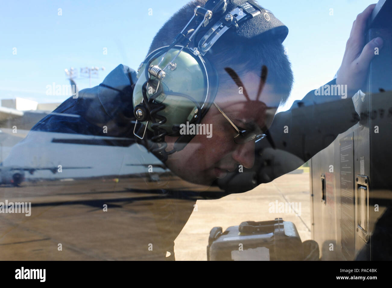 Ein US Air Force C-130J Crew Chief zu den 314 Aircraft Maintenance Squadron zugeordnet startet einen Generator auf die Super Hercules März 2, 2016, in Little Rock Air Force Base, Arche während mehr als 50 Jahren Service, die Hercules Familie hat die längste ununterbrochene Serie von jeder militärische Flugzeuge in der Geschichte. (U.S. Air Force Foto/Senior Airman Harry Brexel) Stockfoto