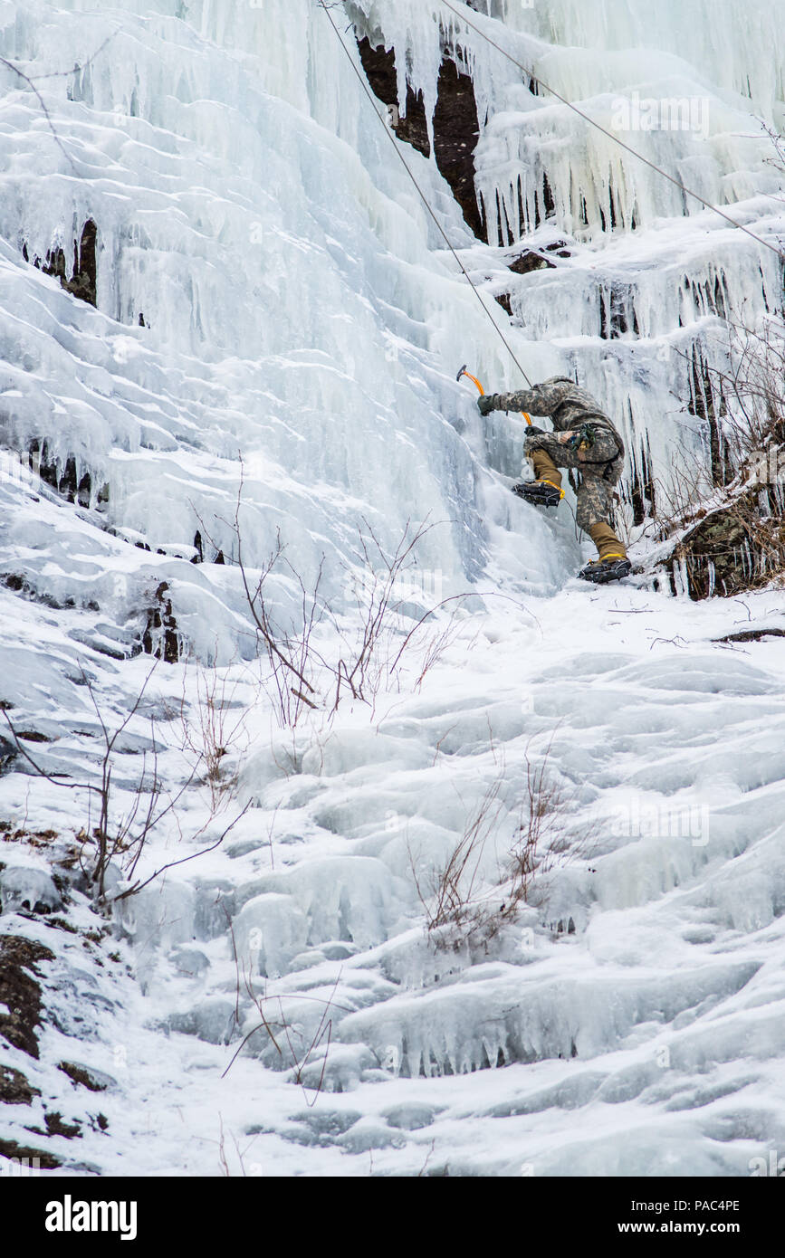 Ein Soldat mit Alpha Company, 3.BATAILLON, 172Nd Infanterie Regiment, 86th Infantry Brigade Combat Team (Berg), steigt ein Eis Wand während des oberen Seil Ausbildung bei Smuggler's Notch, Jeffersonville, Vt, 5. März 2016. Soldaten mit der Einheit Anstieg des Einzelnen und des Teams Kenntnisse über vertikale Eis, steilen Schnee und Kälte Biwak Operationen als Teil ihrer Bergsteigen winter Übung. (U.S. Air National Guard Foto: Staff Sgt. Chelsea Clark) Stockfoto