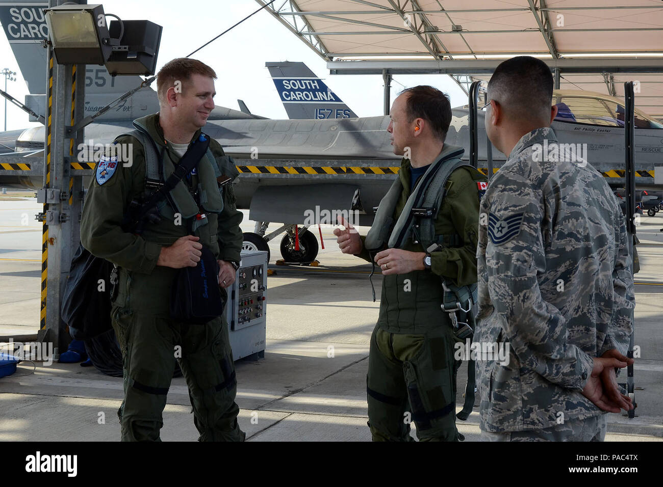 Kanadische Streitkräfte Brig. Gen. Alain Pelletier, stellvertretender Kommandeur kontinentalen Vereinigten Staaten NORAD Region (CONR), empfängt und Orientierung Flug auf eine F-16 Fighting Falcon fighter Jet durch Oberstleutnant Ian Toogood, Kommandant der 169th Aerospace-Alert Squadron, bei seinem Besuch in der 169Th South Carolina der Air National Guard Fighter Wing at McEntire Joint National Guard Station, 1. März 2016 begleitet. Bei seinem Besuch, Pelletier sprach mit Führung über seine Heimat Verteidigung Mission und der Beziehung zu den NORAD Luft Komponente, wie Sie durch CONR beauftragt ist, um sicherzustellen, dass im Norden ein Stockfoto