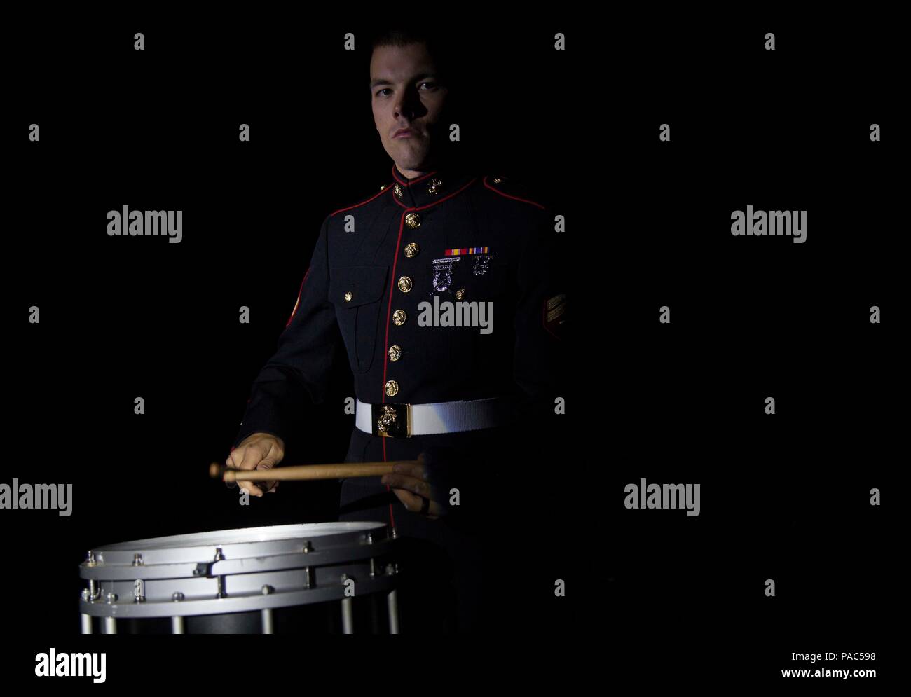 Cpl. Nathaniel Hawkins, ein Schlagzeuger mit Marinekorps-band San Diego an Bord Marine Corps Recruit Depot San Diego, Calif., hat einen Abschluss in percussion Performance von der Universität von Northern Iowa und lebt seinen Traum als Marine- und ein professioneller Musiker in den letzten beiden Jahren. Der Musiker Rekrutierung Option Programm ist eine Chance für talentierte Musiker erste zu werden und vor allem ein United States Marine sowie Mitglied in einer von 10 Welt der Marine Corps" - namhafte Bands. Stockfoto