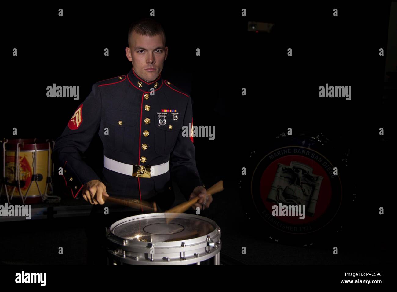 Cpl. Nathaniel Hawkins, ein Schlagzeuger mit Marinekorps-band San Diego an Bord Marine Corps Recruit Depot San Diego, Calif., hat einen Abschluss in percussion Performance von der Universität von Northern Iowa und lebt seinen Traum als Marine- und ein professioneller Musiker in den letzten beiden Jahren. Der Musiker Rekrutierung Option Programm ist eine Chance für talentierte Musiker erste zu werden und vor allem ein United States Marine sowie Mitglied in einer von 10 Welt der Marine Corps" - namhafte Bands. Stockfoto