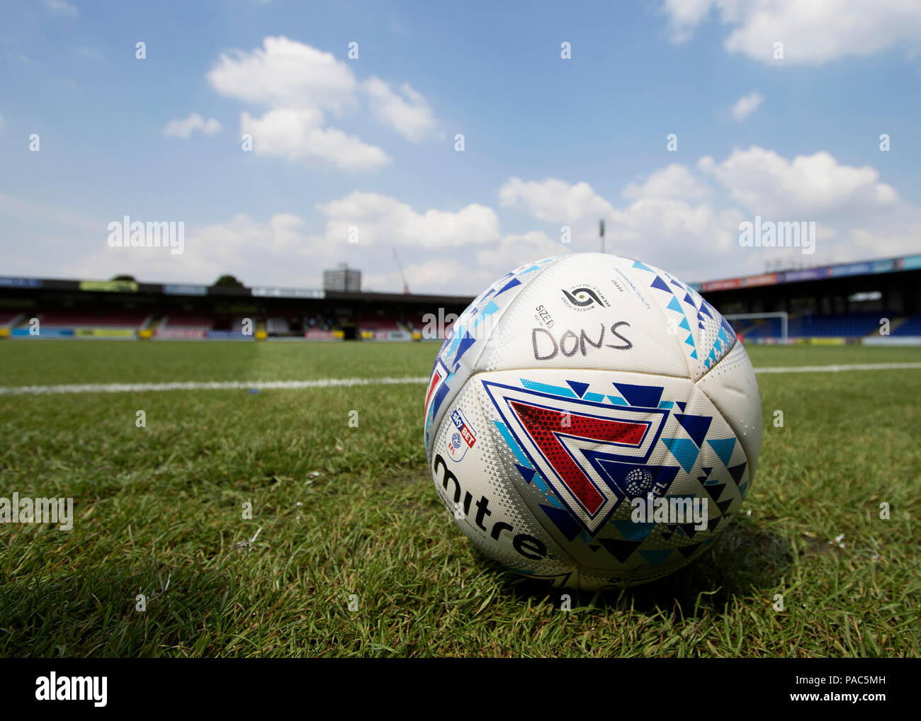 Eine allgemeine Ansicht eines Wimbledon warm up Kugel während der Saison ein Freundschaftsspiel im Cherry Red Records Stadium, Kingston Upon Thames. Stockfoto