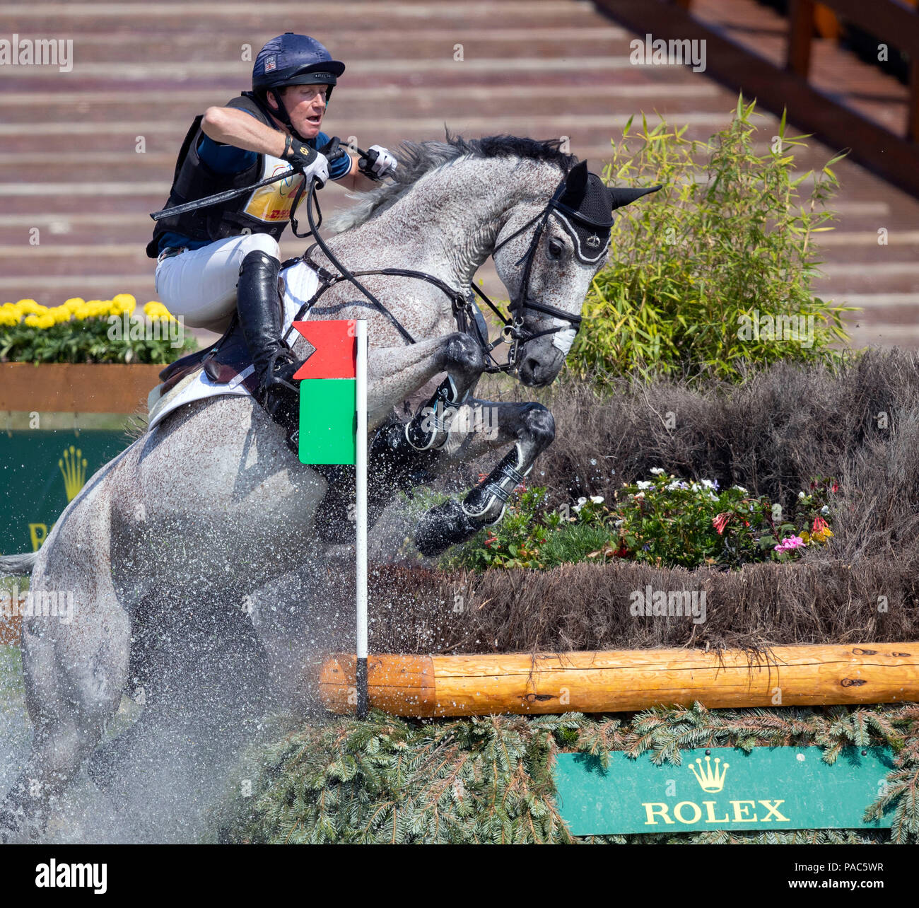 Großbritanniens Oliver Townend kommt Lose von seinem Pferd Ballaghmor Klasse am Wasser Komplex während der cross country Test am Weltfest des Pferdesports CHIO Aachen 2018 in Aachen, Deutschland. Stockfoto