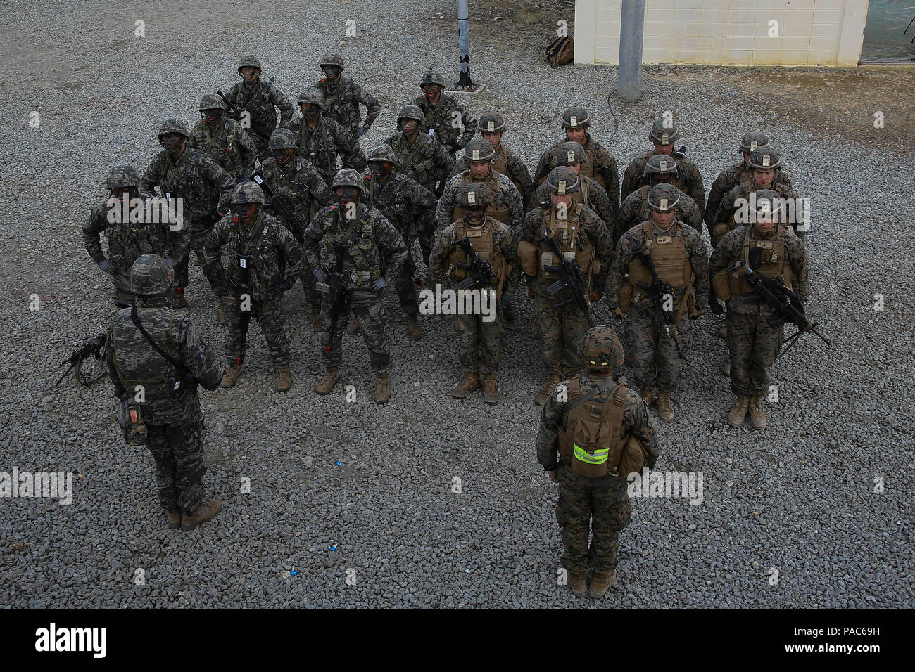 Republik Korea Marines singen ihre Hymne neben US-Marines mit Waffen Firma, 1.BATAILLON, 3. Marine Regiment - "die Lava Hunde" nach Durchführung Haus clearing Techniken während der integrierte Ausbildung zur Unterstützung der Übung Ssang Yong in Pohang, Südkorea, 9. März 2016. Übung Ssang Yong 2016 Ist eine Biennale militärische Übung zur Stärkung der amphibische Landung Fähigkeiten von der Republik Korea, den USA, Neuseeland und Australien konzentriert. (U.S. Marine Corps Foto von MCIPAC bekämpfen Kamera Cpl. Allison Lotz/Freigegeben) Stockfoto