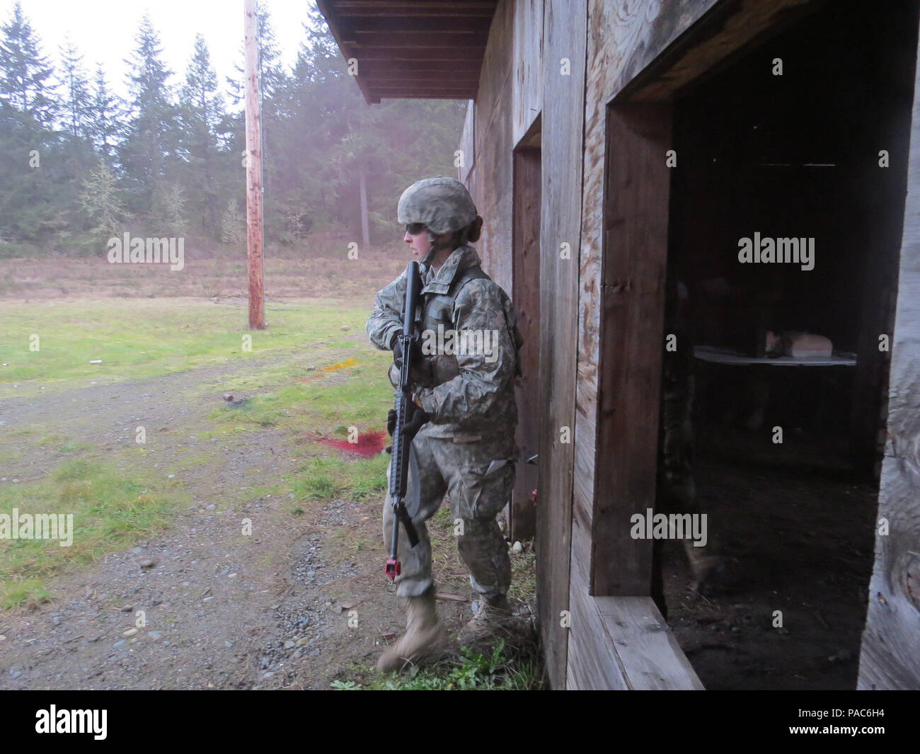 Spc. Christine Holzwarth von Billings, Mont. War die einzige weibliche Soldat der 364. WSA besten Krieger Konkurrenz an JBLM März 2-5 statt. Holzwath advanced von Wettbewerb der 652Nd regionale Unterstützung Gruppe früh dieses Jahr in Helena gehalten, Mont Das BWC zeigt, dass sich die Soldaten der 364. die ESC-Taste, um die Warrior ethos verpflichtet und bereit sind, geschult und in der Lage, die Feinde der Vereinigten Staaten zu besiegen. Stockfoto