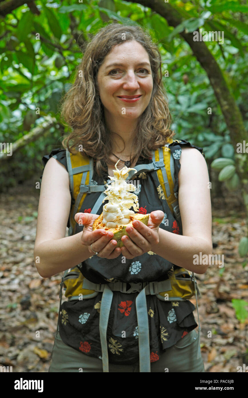 Frau, 40 Jahre, hält eine Kakaofrucht in Ihren Händen, in San Francisco de Macoris, Duarte Provinz, Dominikanische Republik Stockfoto