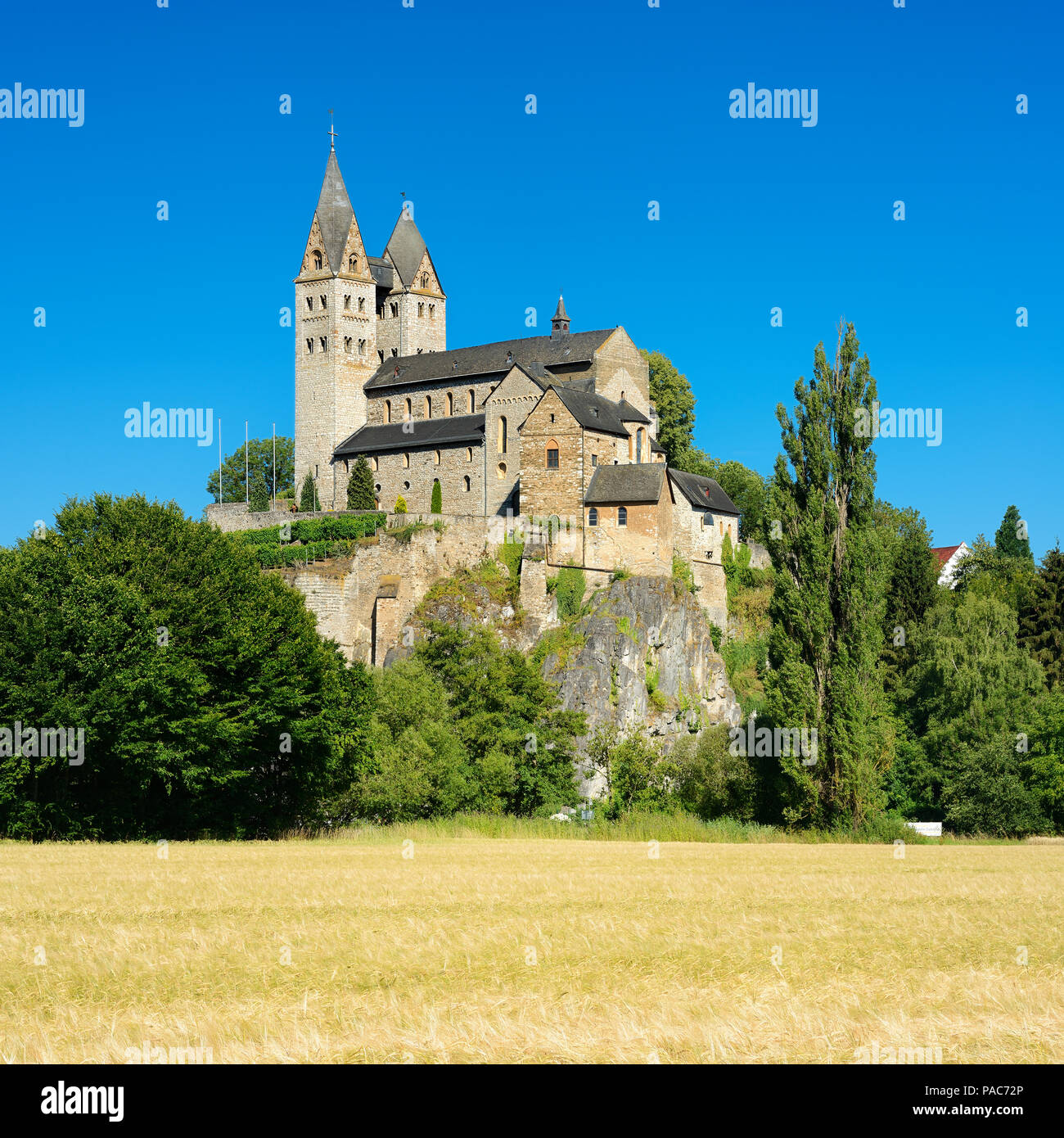 Kirche St. Lubentius in dietkirchen an der Lahn, vor gerstenfeld, in der Nähe von Limburg an der Lahn, Hessen, Deutschland Stockfoto