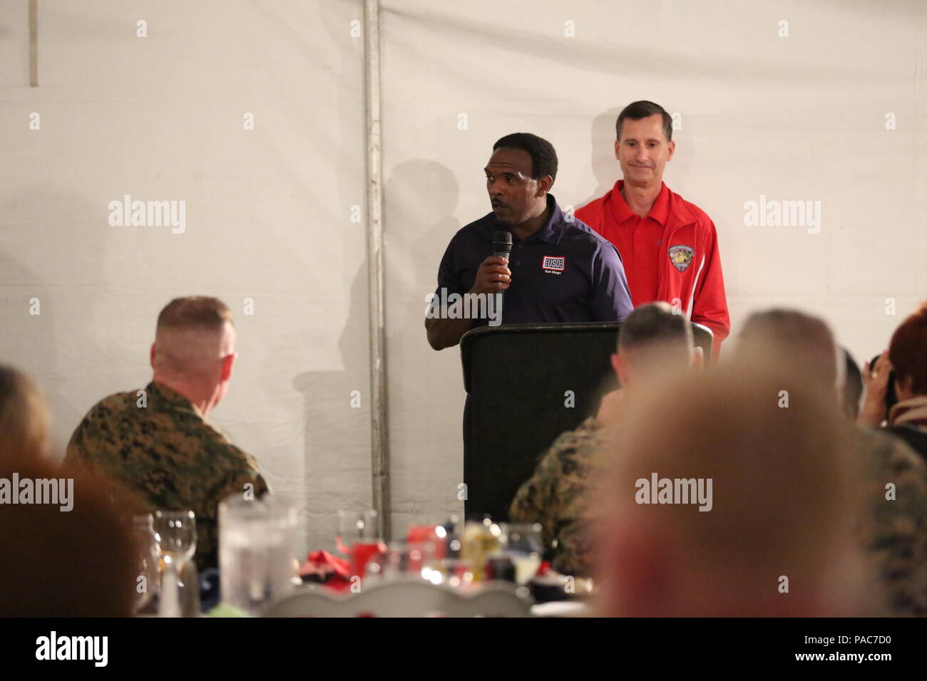 Verwundete Krieger Regiments Kommandeur Oberst Scott D. Campbell spricht mit dem Publikum während der abschließenden Abendessen des Marine Corps Studien an Bord Marine Corps Base Camp Pendleton, Calif., 9. März 2016. Die Versuche, die acht - Veranstaltung adaptive Sport Wettbewerb, wird gehostet von verwundeten Krieger Regiment, das Marine Corps Befehl, dass die Integration von nicht-medizinischen und die medizinische Versorgung erleichtert, Verwundete, Kranke und Verletzte Marines und ihren Familien. Die Studien begann am 2. März 2016 und Ende März 9, 2016. (U.S. Marine Corps Foto von Cpl. Jessika Acosta/Freigegeben) Stockfoto