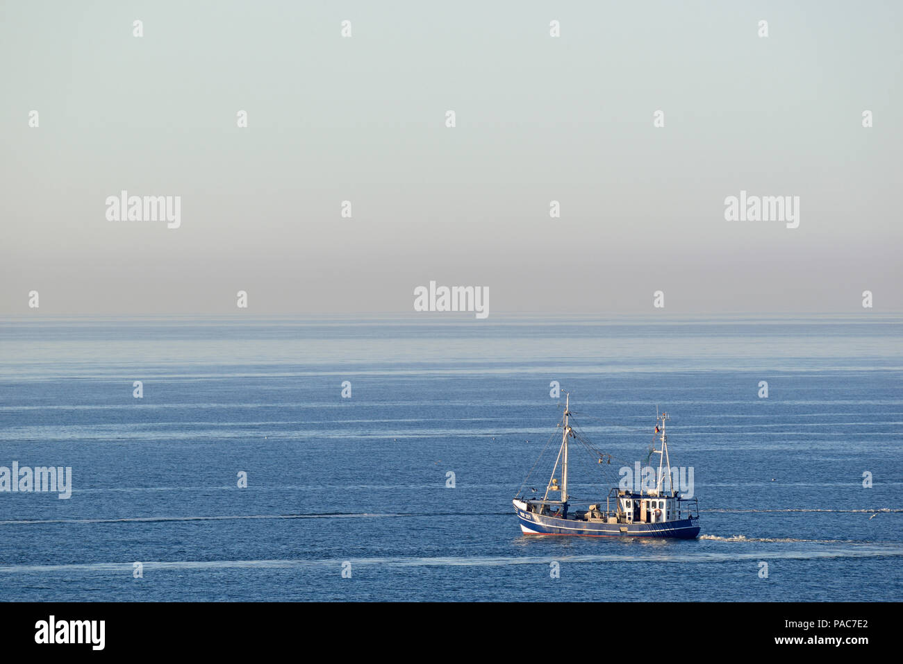Trawler Angeln in der Nähe von Norderney, Nordsee, Ostfriesische Inseln, Niedersachsen, Deutschland Stockfoto