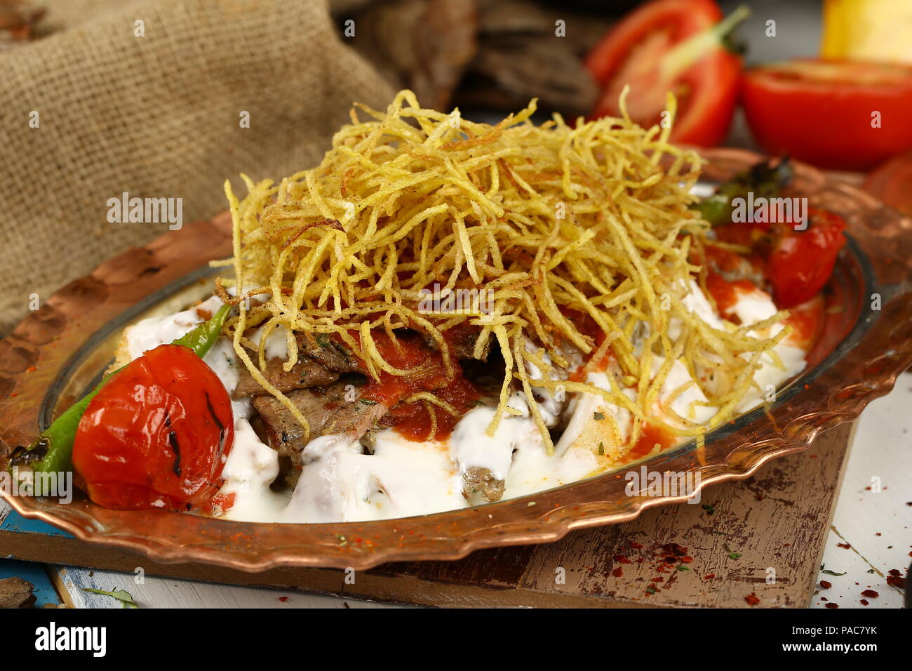 Türkische Fleisch Kebab mit Joghurt und Pommes Frites - cokertme Kebabi ...