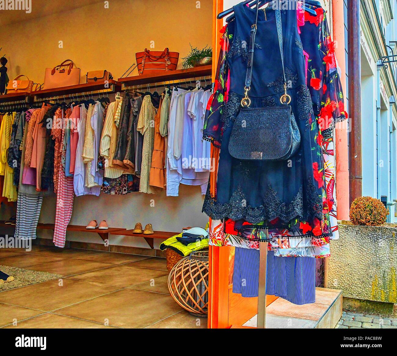 Kleidung auf Kleiderbügel im modernen Shop Boutique. Stockfoto