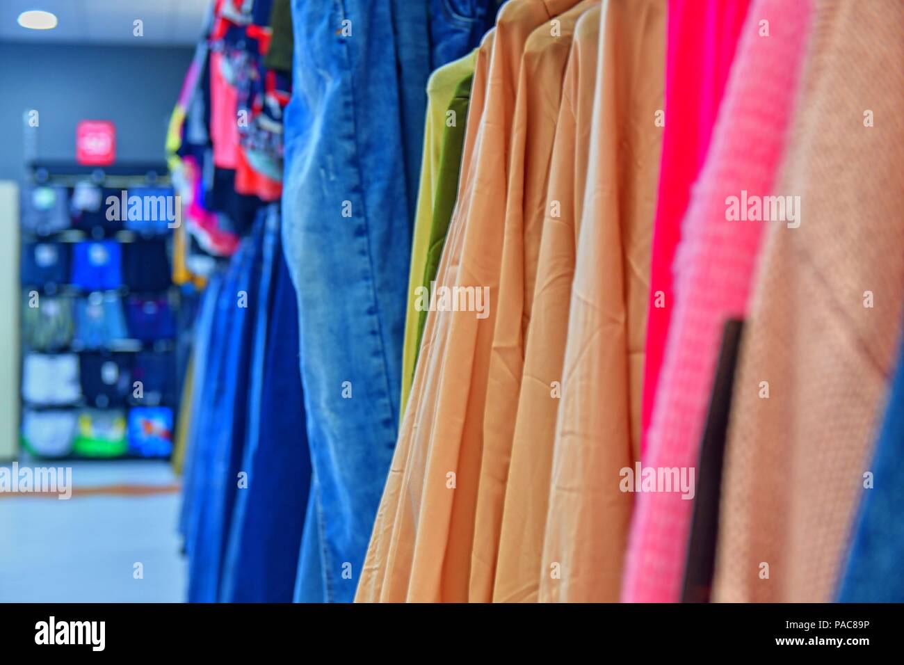 Das Farbenfrohe Kleider Von Frauen Die Auf Kleiderbugeln Im Ladengeschaft Mode Und Shopping Konzept Stockfotografie Alamy