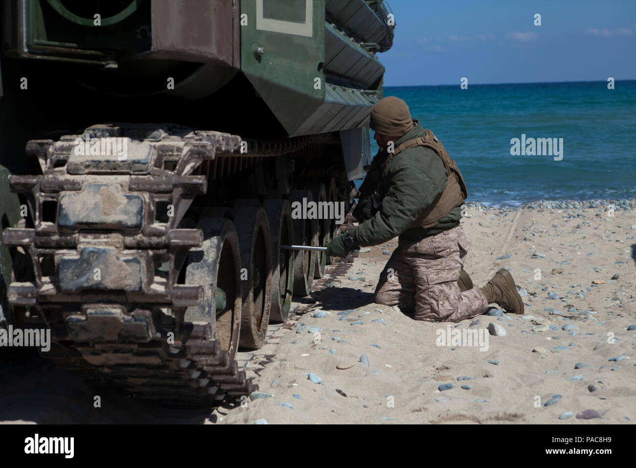 Us-Marines mit Crisis Response Unternehmen, 1. Tank Bataillon, 1st Marine Division leiten eine amphibische Landung zur Unterstützung der Übung Ssang Yong 16, in der Nähe der Pohang, der Republik Korea, 11. März 2016. Ssang Yong 2016 Ist eine Biennale militärische Übung zur Stärkung der amphibische Landung Fähigkeiten des ROK, den USA, Neuseeland und Australien konzentriert. (U.S. Marine Corps Foto von MCIPAC bekämpfen Kamera Sgt. Joseph Sanchez/Freigegeben) Stockfoto