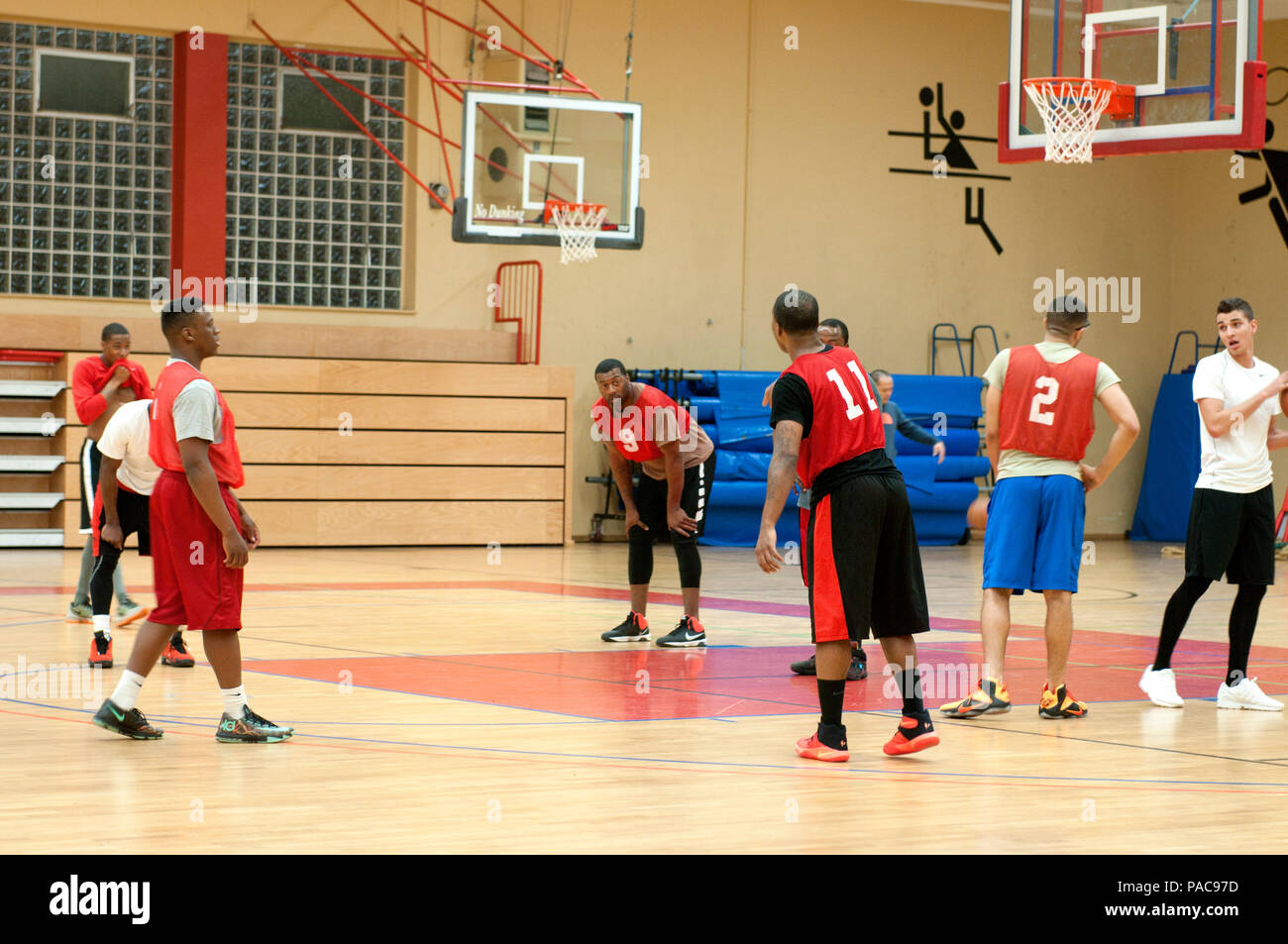 Spc. John W. Kapern III, ordentliche Zimmer Sekretärin, 4 Infanterie  Division Mission Befehl Element, leitet seine Mannschaftskameraden während  Basketball Praxis an der Baumholder Halle der Champions Fitnesscenter  Basketballplatz, Feb 3, 2016. Kapern