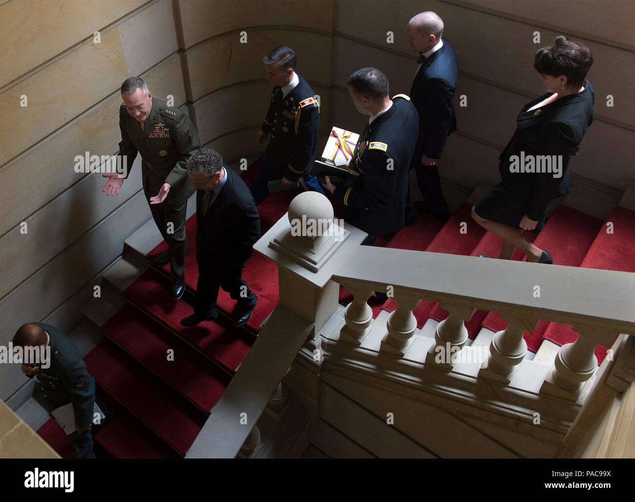 Us Marine Gen. Joseph F. Dunford Jr., Vorsitzender des Generalstabs, fährt der Palacio de Narino nach einem Treffen mit dem kolumbianischen Präsidenten Juan Manuel Santos in Bogota, Kolumbien, 10. März 2016. Dunford met mit hochrangigen US-amerikanische und Kolumbianische militärischen und zivilen Führer für seinen ersten Besuch in Kolumbien als Vorsitzender. (DoD Foto von Marine Petty Officer 2nd class Dominique A. Pineiro) Stockfoto