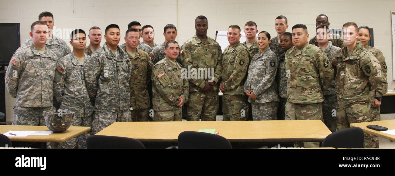 Motor Transport Operator Soldaten aus 541St Transport LKW-Unternehmen, 129 Bekämpfung Sustainment Support Bataillons, 101 Sustainment Brigade, Luftlandedivision (Air Assault), stellen mit Command Sgt. Maj. Edward C. Morris, Ordnance command Sergeant Major, für eine Gruppe Bild bei seinem Besuch in Fort Campbell, Ky., 10. März 2016. (Foto von der U.S. Army Sgt. Neysa Canfield, 101 Sustainment Brigade Public Affairs) Stockfoto