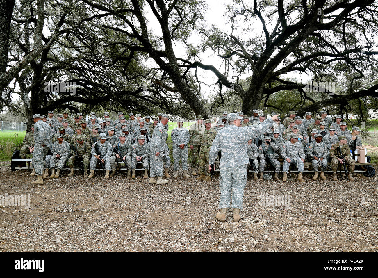 Us-Armee Master Sgt. Steve Guevara, zu 14. Bataillon 95th Regiment, Grand Prairie, Texas zugeordnet, die Wettbewerber während der 80 Ausbildung Befehl 2016 besten Krieger Wettbewerb (BWC) in Verbindung mit der 99Th World Support Command in Camp Bullis, Texas, 11. März 2016. Das BWC ist ein jährlicher Wettbewerb die stärksten und abgerundetes Soldaten durch die Bewältigung von körperlichen und geistigen Herausforderungen zu identifizieren, sowie grundlegende Soldat Fähigkeiten. (U.S. Armee Foto von SPC. Darnell Torres/Freigegeben). Stockfoto