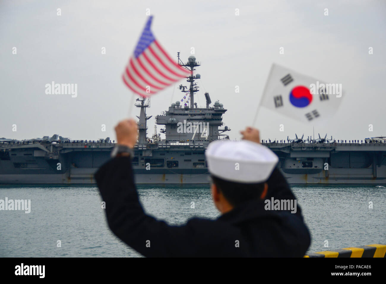 160313-N-SR 567-036 BUSAN, Republik Korea (12. März 2016) USS John C Stennis (CVN 74) zieht in die Pier der Kommandant der Republik Korea Flotte Basis in Busan, die neue Heimat für die US Navy in Korea. Stennis arbeitet als Teil der Großen Grünen Flotte und ist zu Besuch in Busan als Teil einer regelmäßigen Hafen besuchen. (U.S. Marine Foto von Mass Communication Specialist 3. Klasse Wesley J. Breedlove/Freigegeben) Stockfoto
