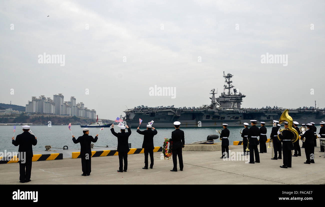 160313-N-SR 567-042 BUSAN, Republik Korea (12. März 2016) USS John C Stennis (CVN 74) zieht in die Pier der Kommandant der Republik Korea Flotte Basis in Busan, die neue Heimat für die US Navy in Korea. Stennis arbeitet als Teil der Großen Grünen Flotte und ist zu Besuch in Busan als Teil einer regelmäßigen Hafen besuchen. (U.S. Marine Foto von Mass Communication Specialist 3. Klasse Wesley J. Breedlove/Freigegeben) Stockfoto