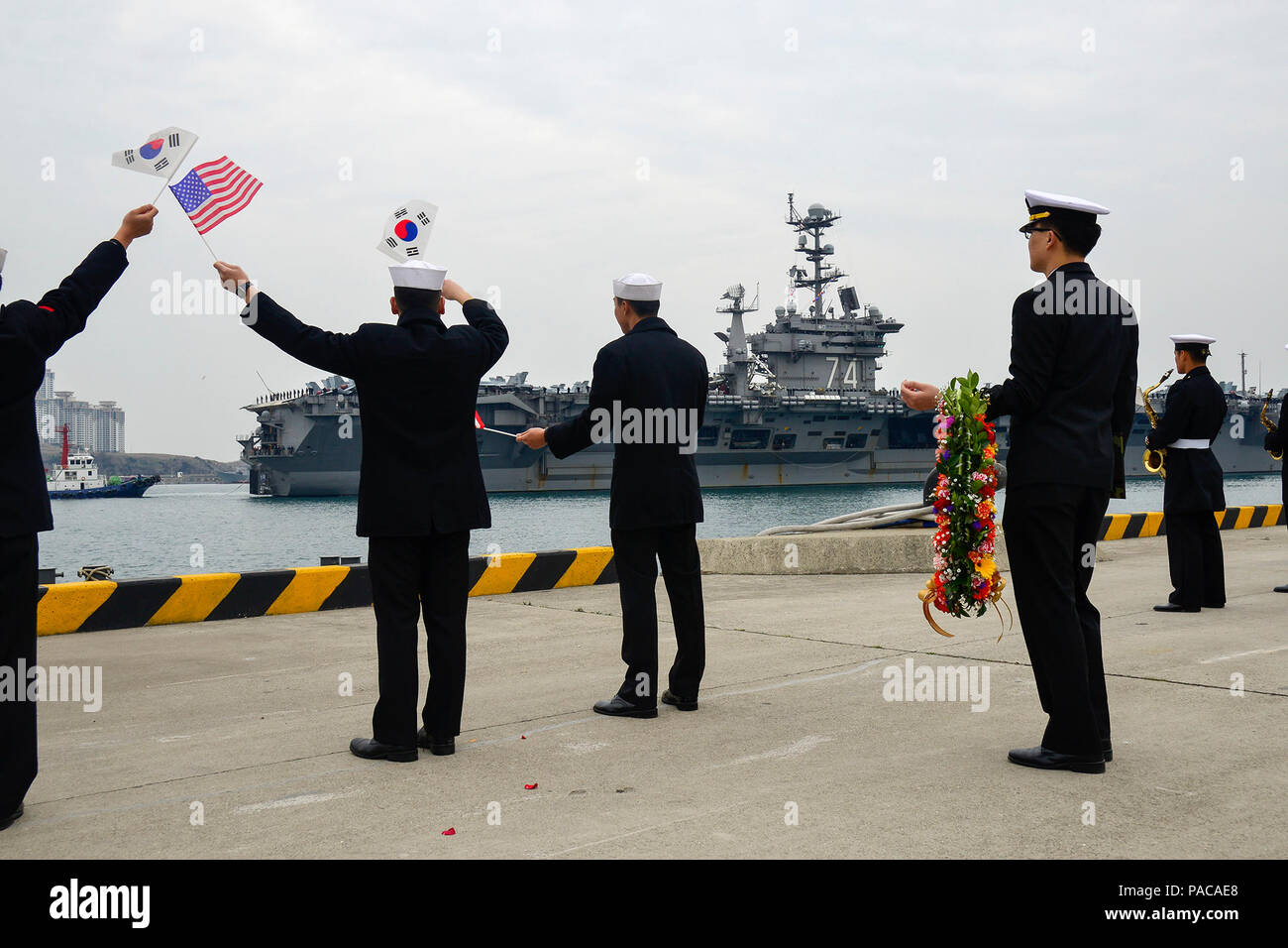 160313-N-SR 567-043 BUSAN, Republik Korea (12. März 2016) USS John C Stennis (CVN 74) zieht in die Pier der Kommandant der Republik Korea Flotte Basis in Busan, die neue Heimat für die US Navy in Korea. Stennis arbeitet als Teil der Großen Grünen Flotte und ist zu Besuch in Busan als Teil einer regelmäßigen Hafen besuchen. (U.S. Marine Foto von Mass Communication Specialist 3. Klasse Wesley J. Breedlove/Freigegeben) Stockfoto